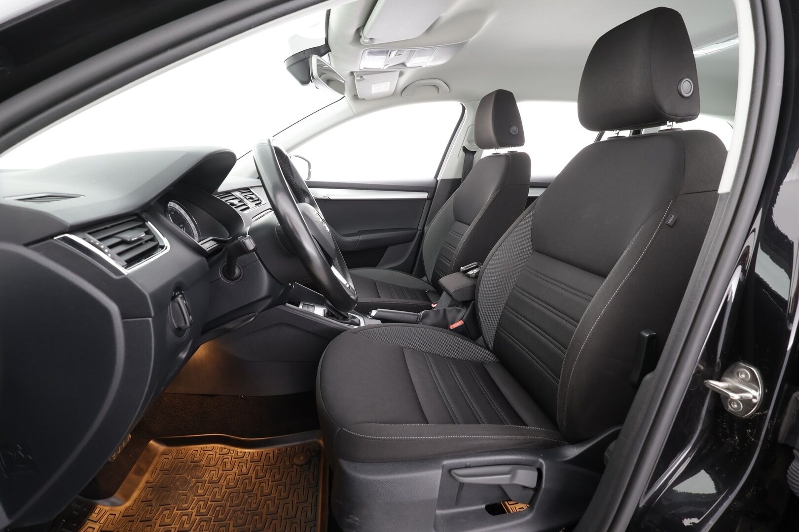 Skoda Octavia 2020 Combi 2,0 TDI 184 4x4 Ambition BusinessLine DSG * Webasto / Koukku / LED-lisävalo / Vakkari / P.Tutkat / Ratinlämmitys * - Suomi-auto / Kahdet renkaat
