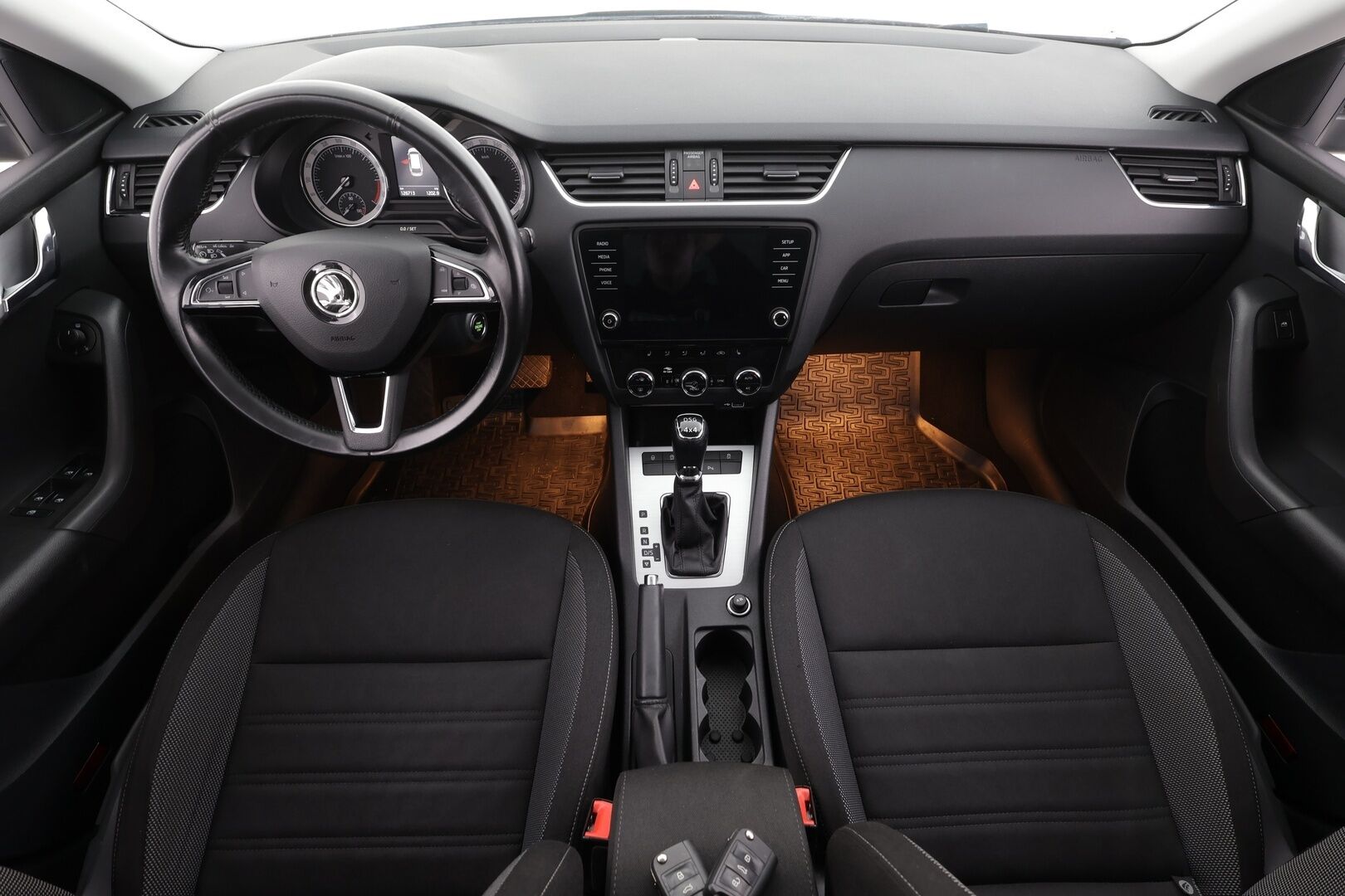 Skoda Octavia 2020 Combi 2,0 TDI 184 4x4 Ambition BusinessLine DSG * Webasto / Koukku / LED-lisävalo / Vakkari / P.Tutkat / Ratinlämmitys * - Suomi-auto / Kahdet renkaat