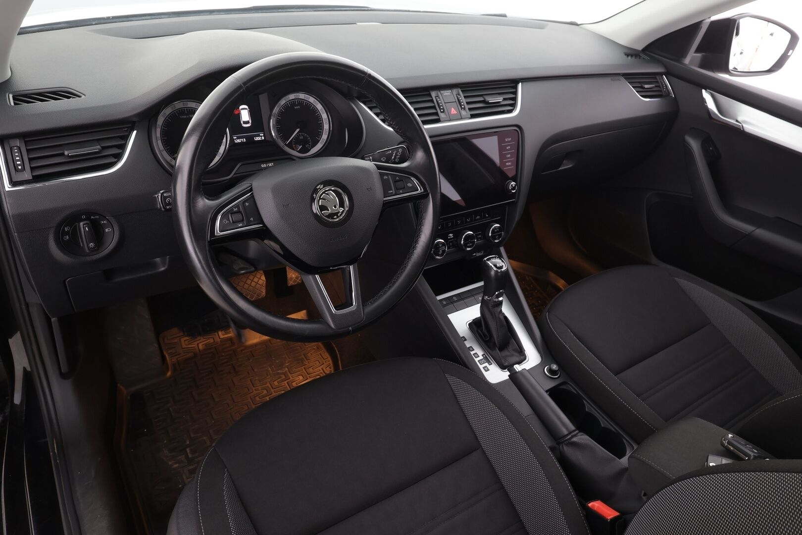 Skoda Octavia 2020 Combi 2,0 TDI 184 4x4 Ambition BusinessLine DSG * Webasto / Koukku / LED-lisävalo / Vakkari / P.Tutkat / Ratinlämmitys * - Suomi-auto / Kahdet renkaat