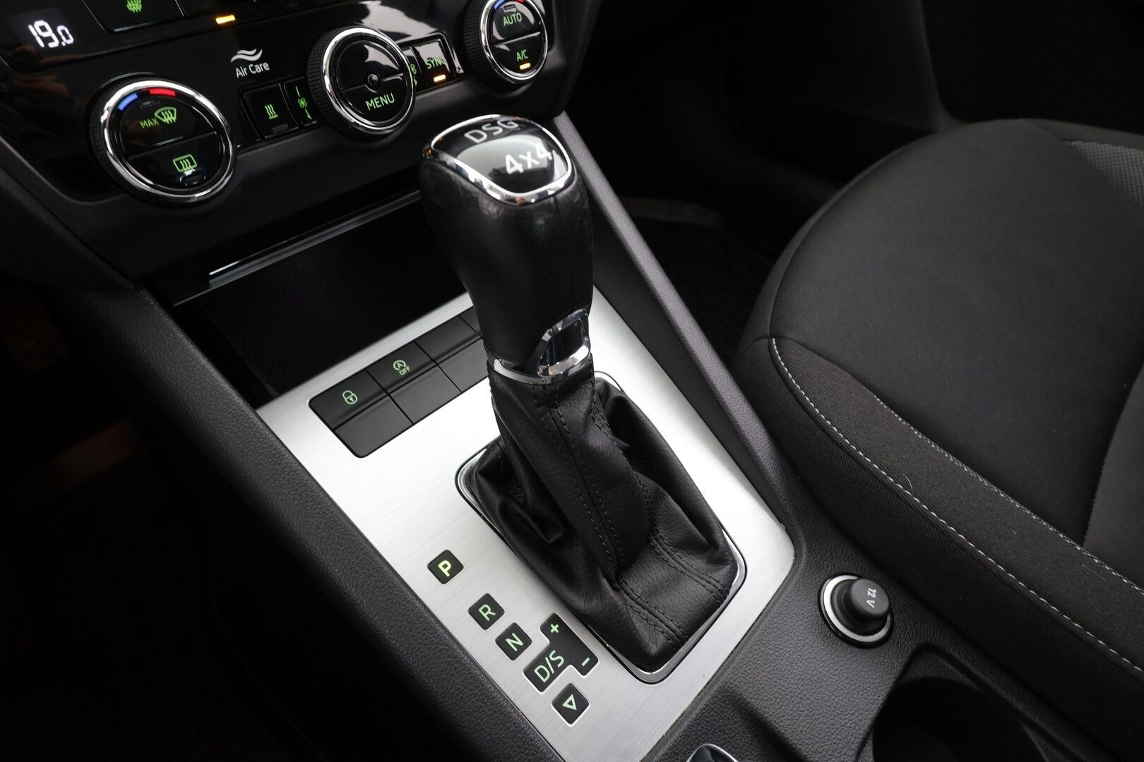 Skoda Octavia 2020 Combi 2,0 TDI 184 4x4 Ambition BusinessLine DSG * Webasto / Koukku / LED-lisävalo / Vakkari / P.Tutkat / Ratinlämmitys * - Suomi-auto / Kahdet renkaat