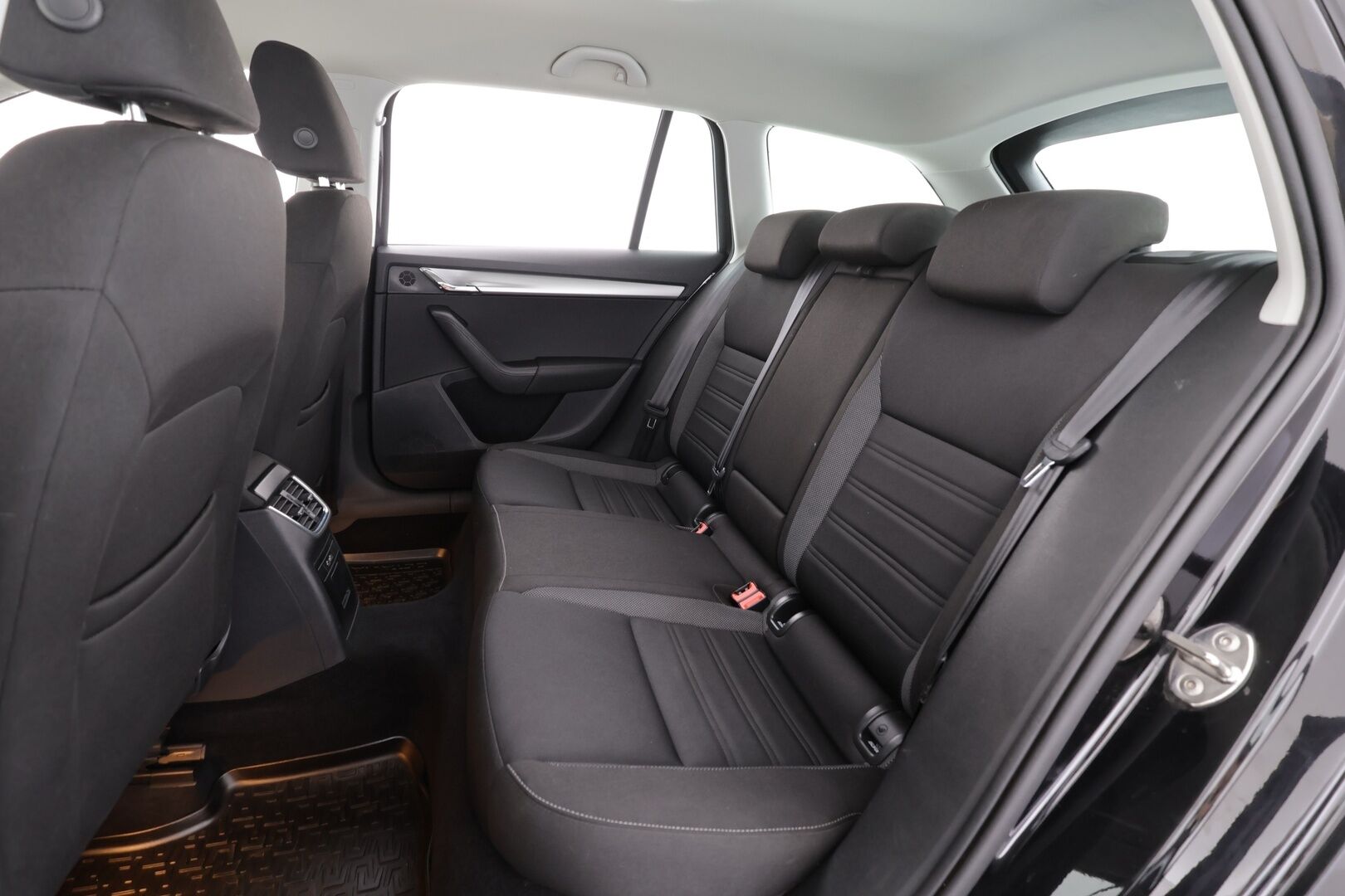 Skoda Octavia 2020 Combi 2,0 TDI 184 4x4 Ambition BusinessLine DSG * Webasto / Koukku / LED-lisävalo / Vakkari / P.Tutkat / Ratinlämmitys * - Suomi-auto / Kahdet renkaat