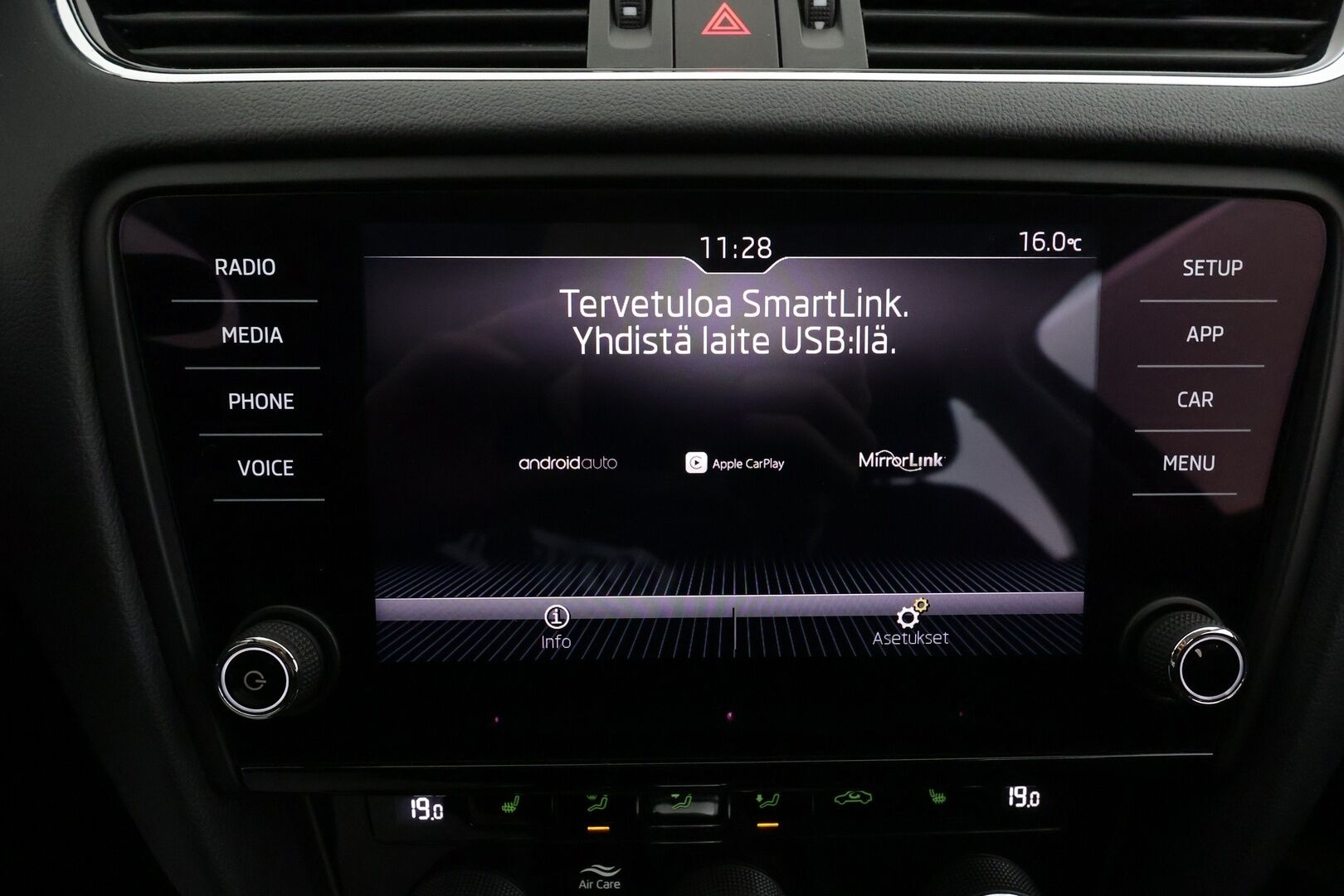 Skoda Octavia 2020 Combi 2,0 TDI 184 4x4 Ambition BusinessLine DSG * Webasto / Koukku / LED-lisävalo / Vakkari / P.Tutkat / Ratinlämmitys * - Suomi-auto / Kahdet renkaat