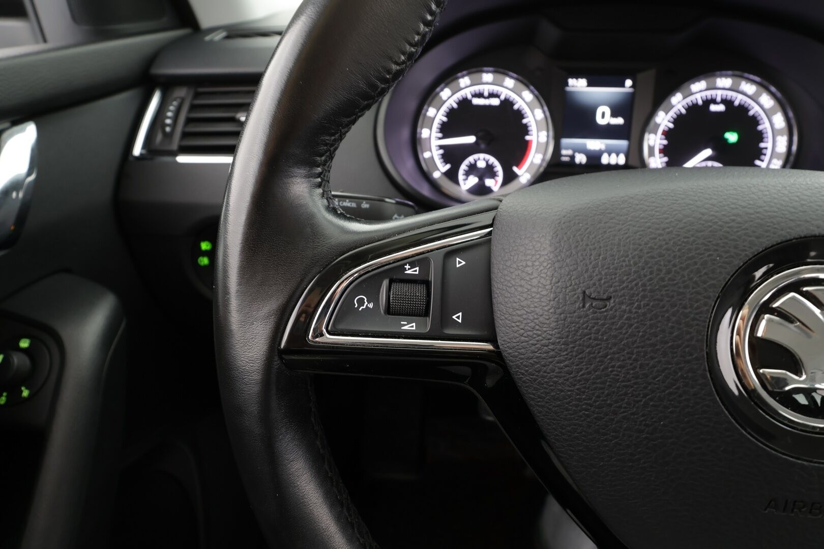 Skoda Octavia 2020 Combi 2,0 TDI 184 4x4 Ambition BusinessLine DSG * Webasto / Koukku / LED-lisävalo / Vakkari / P.Tutkat / Ratinlämmitys * - Suomi-auto / Kahdet renkaat