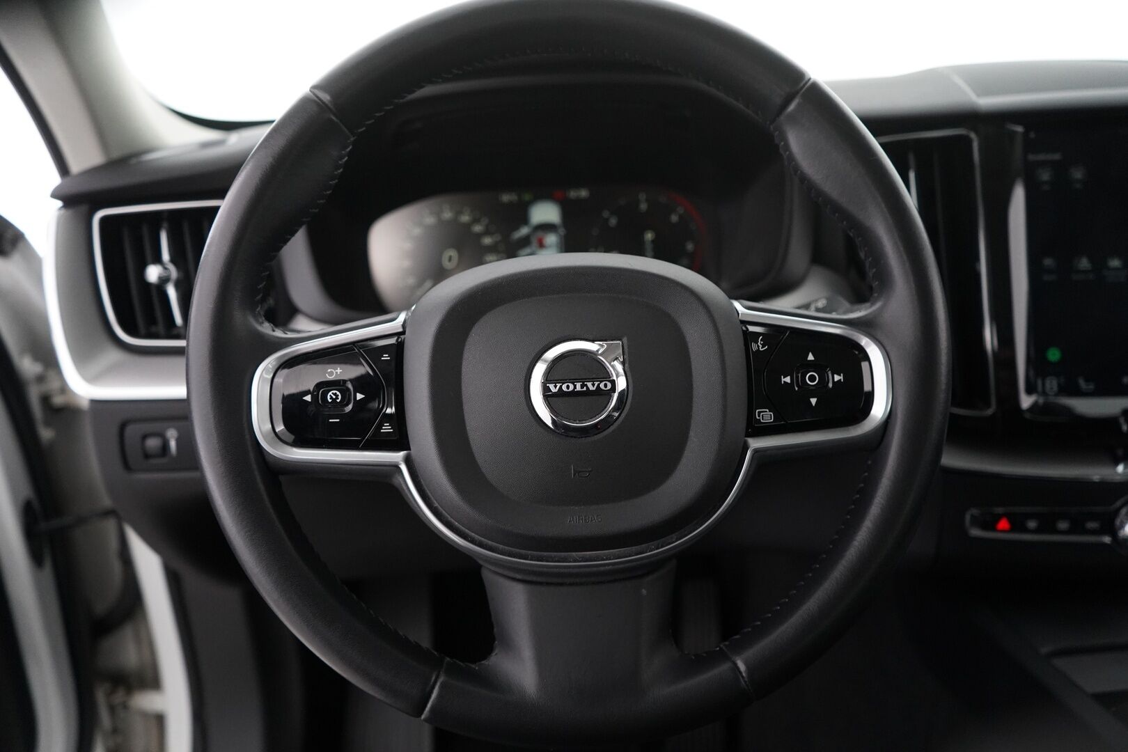 Volvo XC60 2018 D4 AWD Business Inscription aut *ACC / Pilot Assist / Nahat / Kuskin muistipenkki / Kamera* - 3,99 % KORKOTARJOUS TÄHÄN AUTOON - Jakopää 114tkm / Hyvin huollettu / Kahdet Volvon vanteet