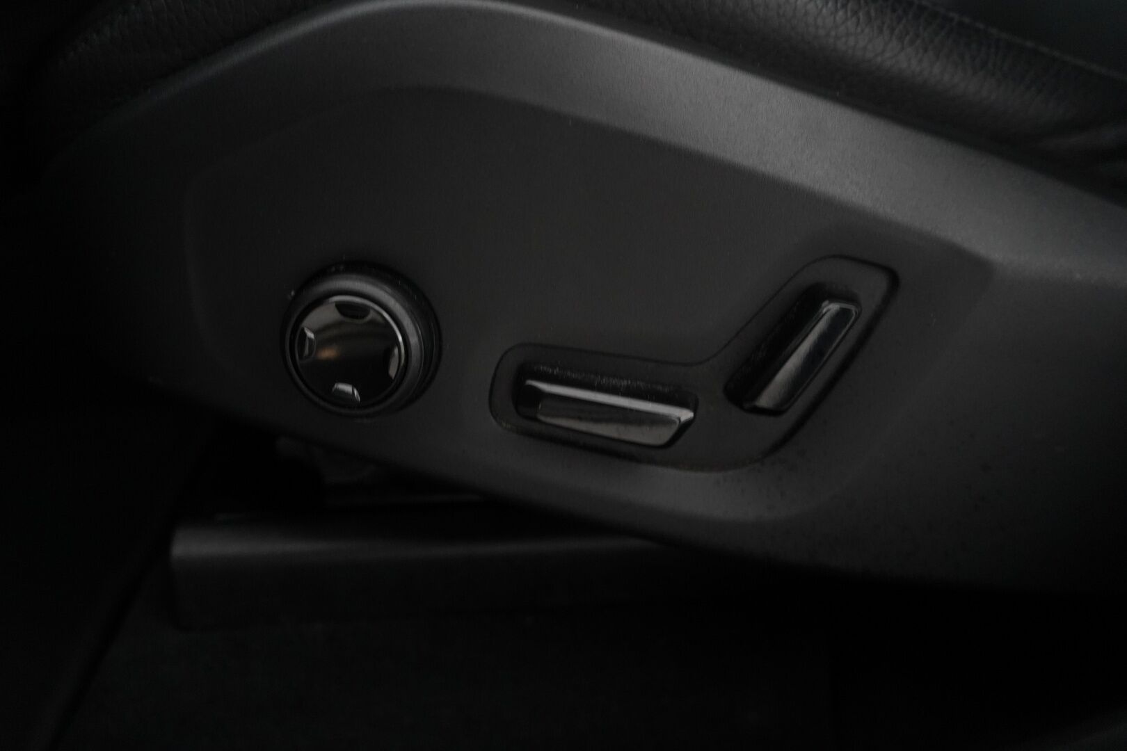Volvo XC60 2018 D4 AWD Business Inscription aut ** Adapt.vakkari / Pilot Assist / Nahat / Kuskin muistipenkki / P-Kamera ** - 3,99 % KORKOTARJOUS TÄHÄN AUTOON - Todella siisti / Hyvin huollettu / Kahdet hyvät renkaat! **