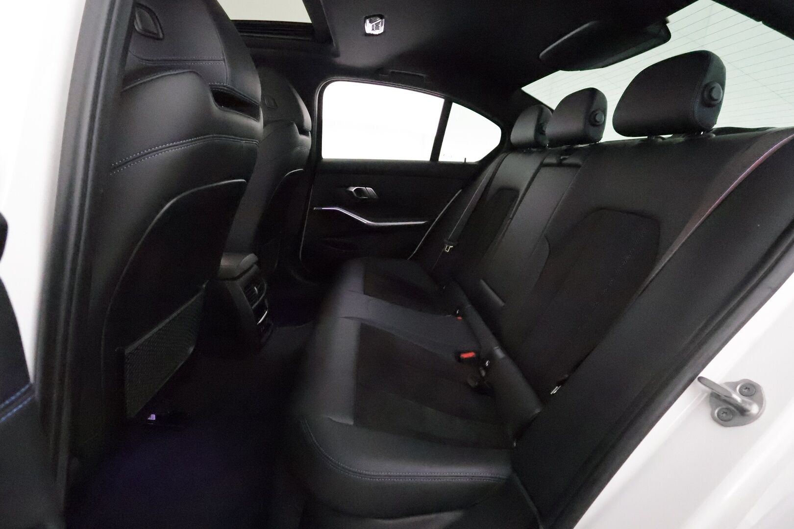 BMW 330 2020 G20 330e M-Sport **ACC / HUD / Laser / Kattoluukku / P.kamera / Hifi / Muistipenkki / Koukku / Comfort Access** - 3,99 % KORKOTARJOUS TÄHÄN AUTOON 21.9. ASTI! - Adaptiivinen M Sport alusta / Huippuvarusteet!