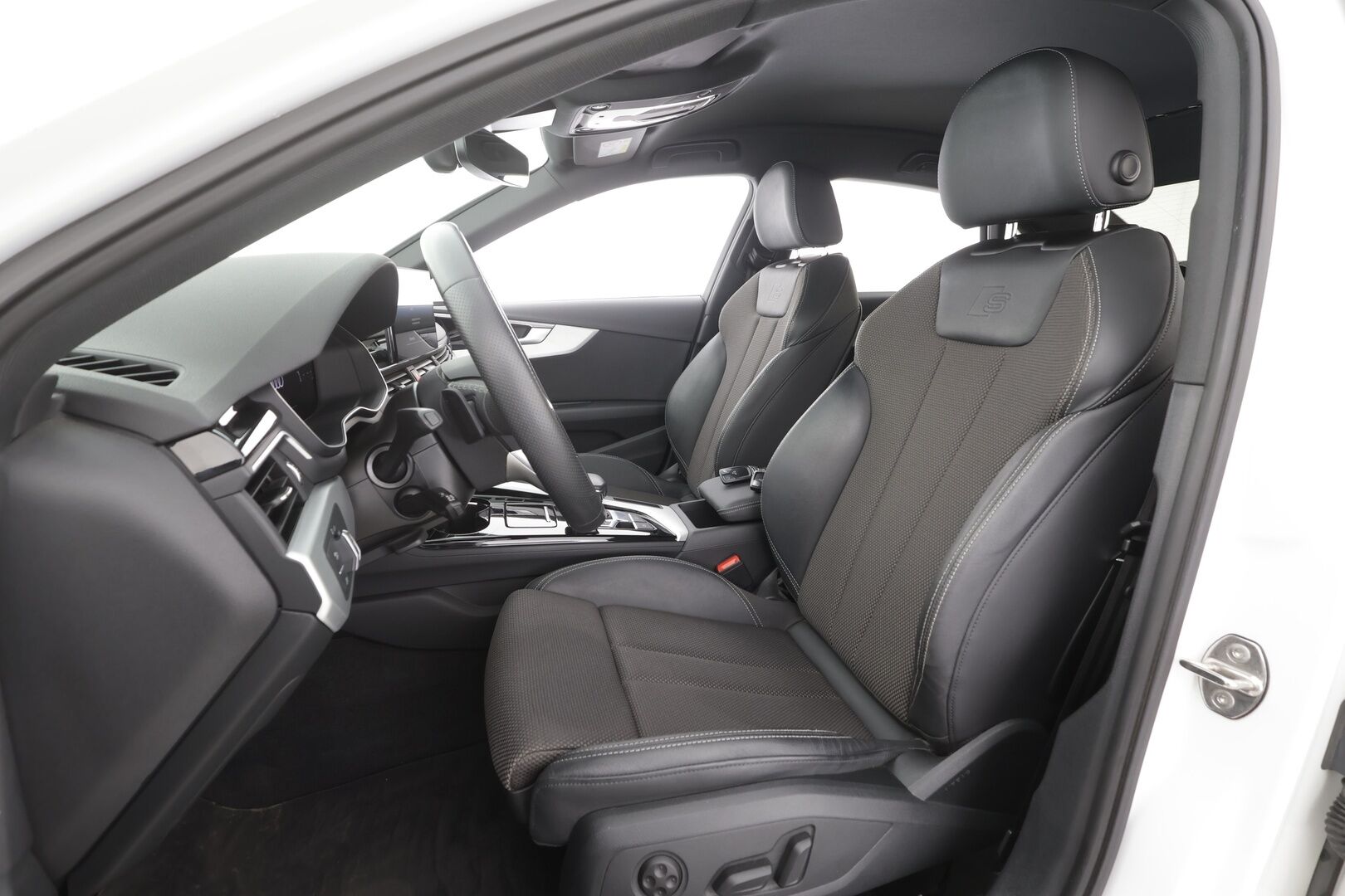 Audi A4 2021 Sedan Business S line 40 TFSI 150 kW MHEV S tronic - | ACC | Webasto | Koukku | Muistipenkki | Matrix | Puolinahat | Sporttipenkit | P.kamera | Digimittaristo | 1-om suomiauto | ALV | 