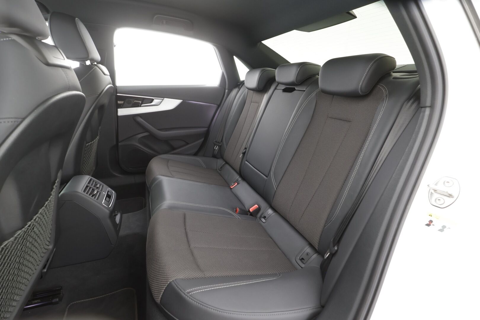 Audi A4 2021 Sedan Business S line 40 TFSI 150 kW MHEV S tronic - | ACC | Webasto | Koukku | Muistipenkki | Matrix | Puolinahat | Sporttipenkit | P.kamera | Digimittaristo | 1-om suomiauto | ALV | 