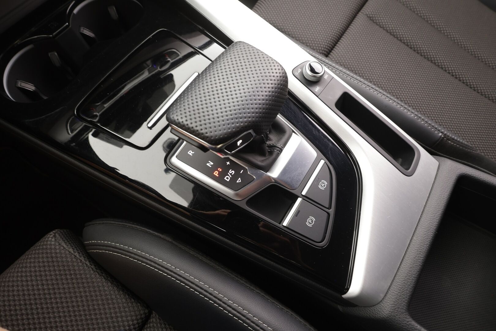 Audi A4 2021 Sedan Business S line 40 TFSI 150 kW MHEV S tronic - | ACC | Webasto | Koukku | Muistipenkki | Matrix | Puolinahat | Sporttipenkit | P.kamera | Digimittaristo | 1-om suomiauto | ALV | 