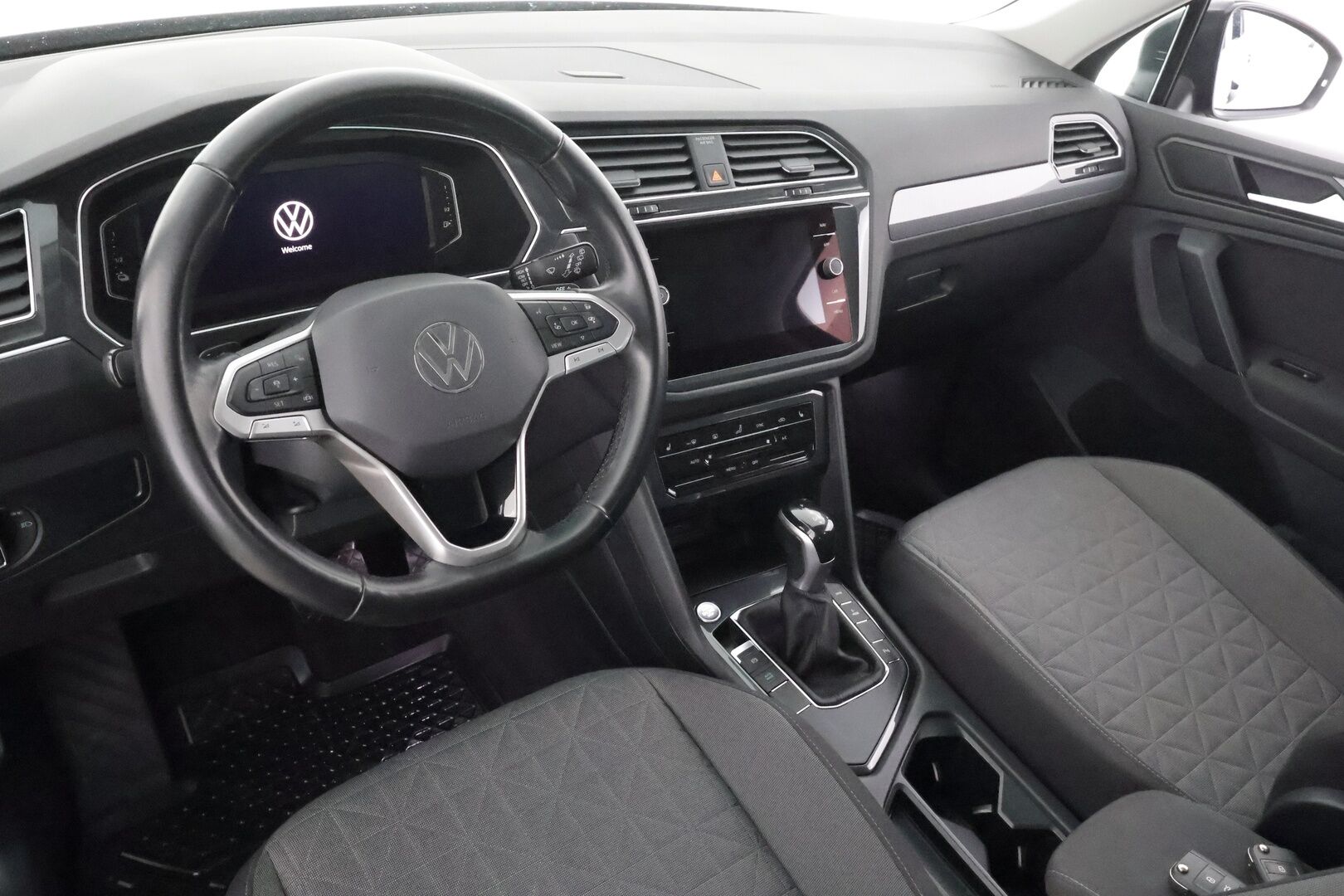 Volkswagen Tiguan 2021 eHybrid 180 kW DSG * ACC / Digimittaristo / LED / P.kamera / Keyless / Sähköluukku / Ratinlämmitin * - Suomi-auto / Kahdet renkaat aluvanteilla / Merkkihuollettu