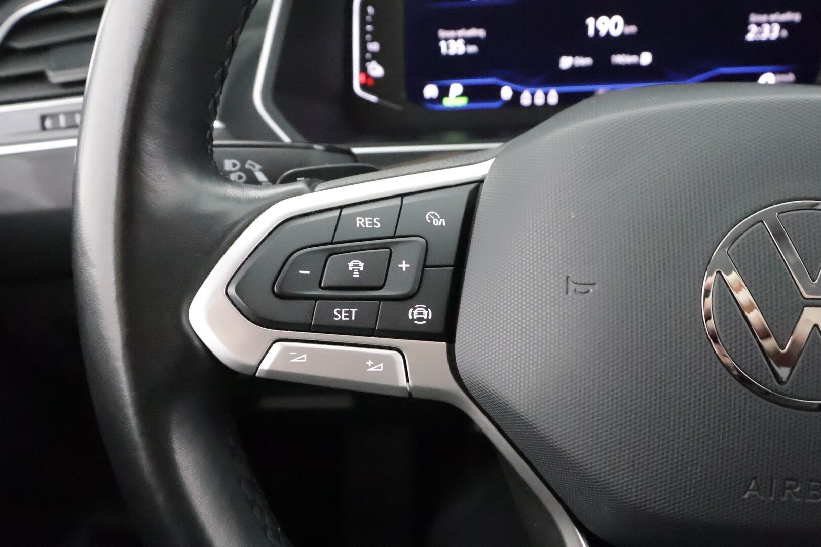 Volkswagen Tiguan 2021 eHybrid 180 kW DSG * ACC / Digimittaristo / LED / P.kamera / Keyless / Sähköluukku / Ratinlämmitin * - Suomi-auto / Kahdet renkaat aluvanteilla / Merkkihuollettu