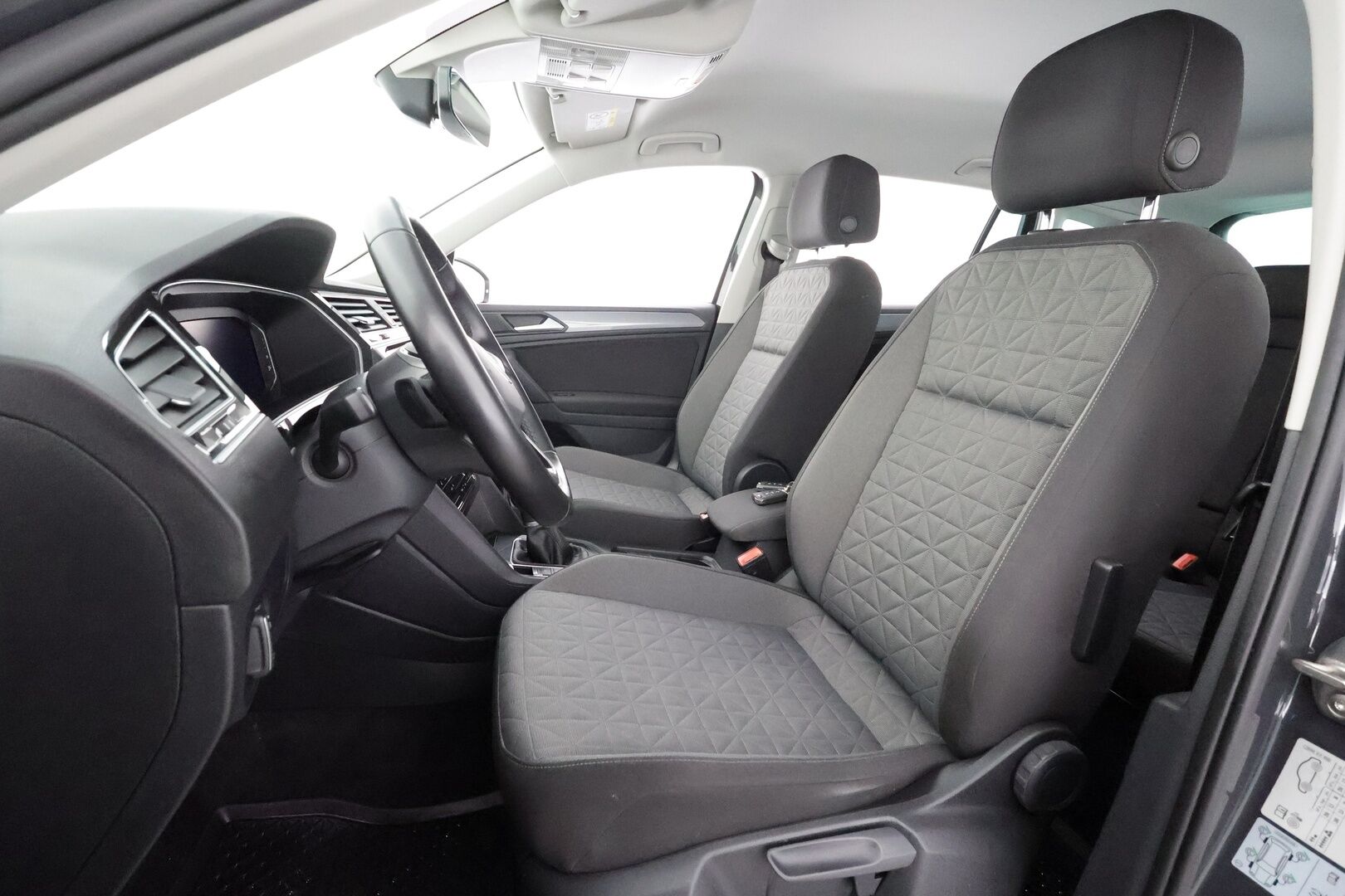 Volkswagen Tiguan 2021 eHybrid 180 kW DSG * ACC / Digimittaristo / LED / P.kamera / Keyless / Sähköluukku / Ratinlämmitin * - Suomi-auto / Kahdet renkaat aluvanteilla / Merkkihuollettu