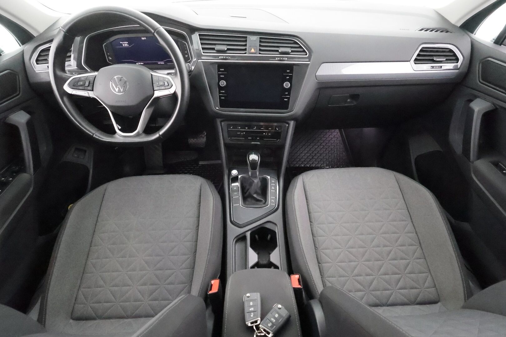 Volkswagen Tiguan 2021 eHybrid 180 kW DSG * ACC / Digimittaristo / LED / P.kamera / Keyless / Sähköluukku / Ratinlämmitin * - Suomi-auto / Kahdet renkaat aluvanteilla / Merkkihuollettu