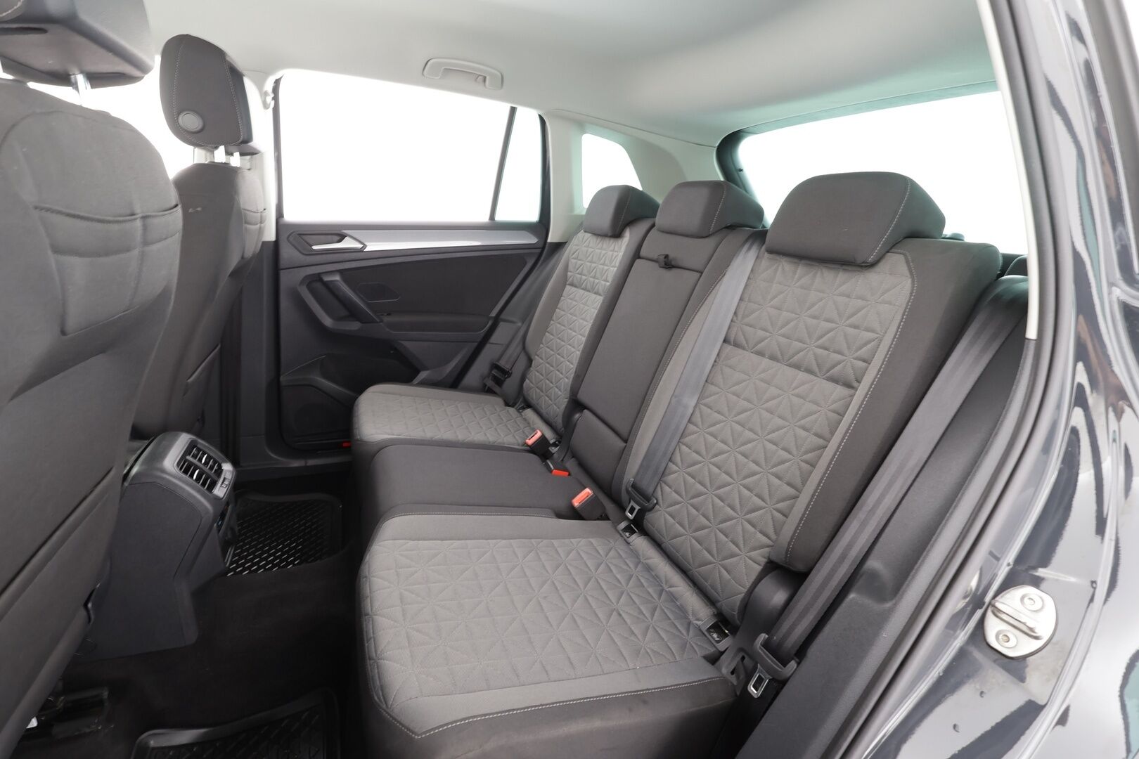 Volkswagen Tiguan 2021 eHybrid 180 kW DSG * ACC / Digimittaristo / LED / P.kamera / Keyless / Sähköluukku / Ratinlämmitin * - Suomi-auto / Kahdet renkaat aluvanteilla / Merkkihuollettu