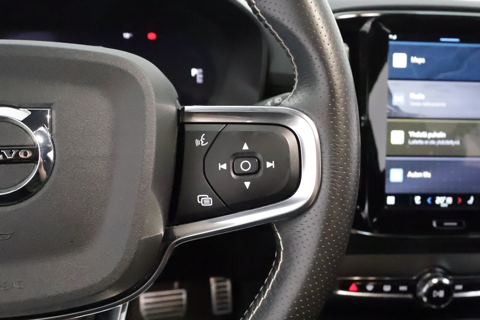 Volvo XC40 2021 P8 AWD Business R-Design **H&K / Muistipenkki / P-kamera / Lämpöpumppu / BLIS / Adapt.Vakkari / LED** - 3,99 % KORKOTARJOUS TÄHÄN AUTOON - Akku kuntotarkastettu / 1om.Suomi-auto / Merkkihuollettu