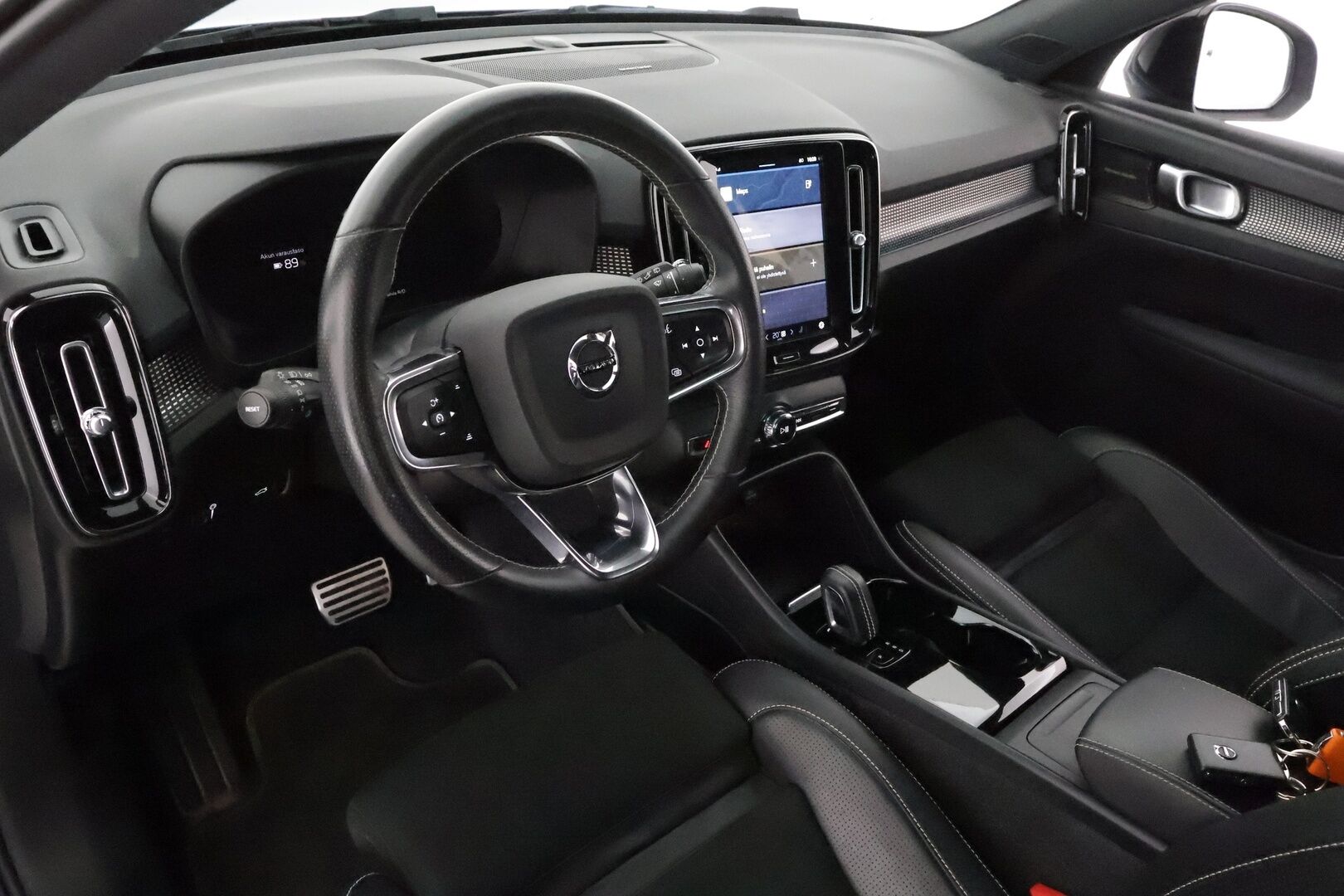 Volvo XC40 2021 P8 AWD Business R-Design **H&K / Muistipenkki / P-kamera / Lämpöpumppu / BLIS / Adapt.Vakkari / LED** - 3,99 % KORKOTARJOUS TÄHÄN AUTOON - Akku kuntotarkastettu / 1om.Suomi-auto / Merkkihuollettu