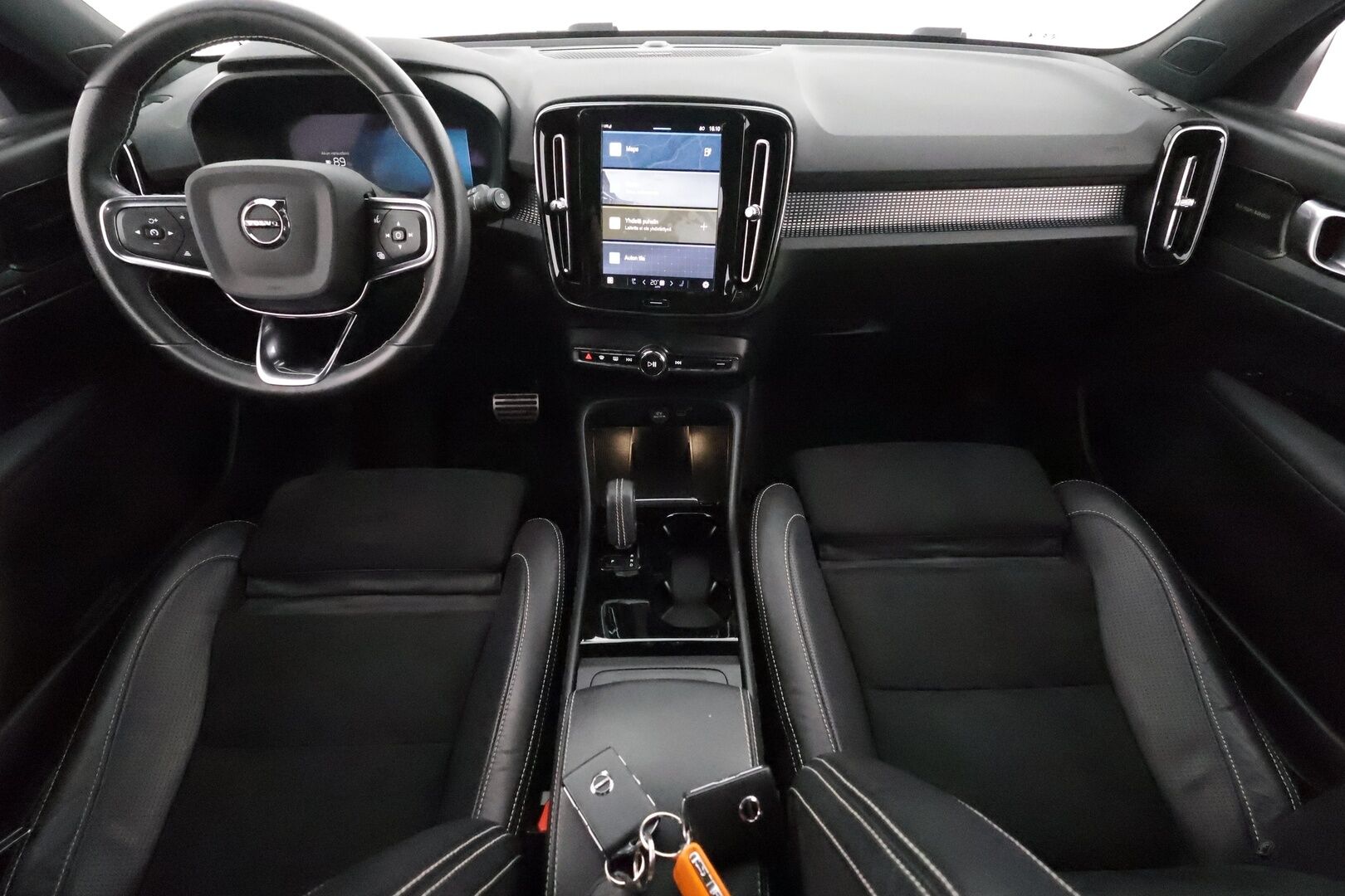 Volvo XC40 2021 P8 AWD Business R-Design **H&K / Muistipenkki / P-kamera / Lämpöpumppu / BLIS / Adapt.Vakkari / LED** - 3,99 % KORKOTARJOUS TÄHÄN AUTOON - Akku kuntotarkastettu / 1om.Suomi-auto / Merkkihuollettu