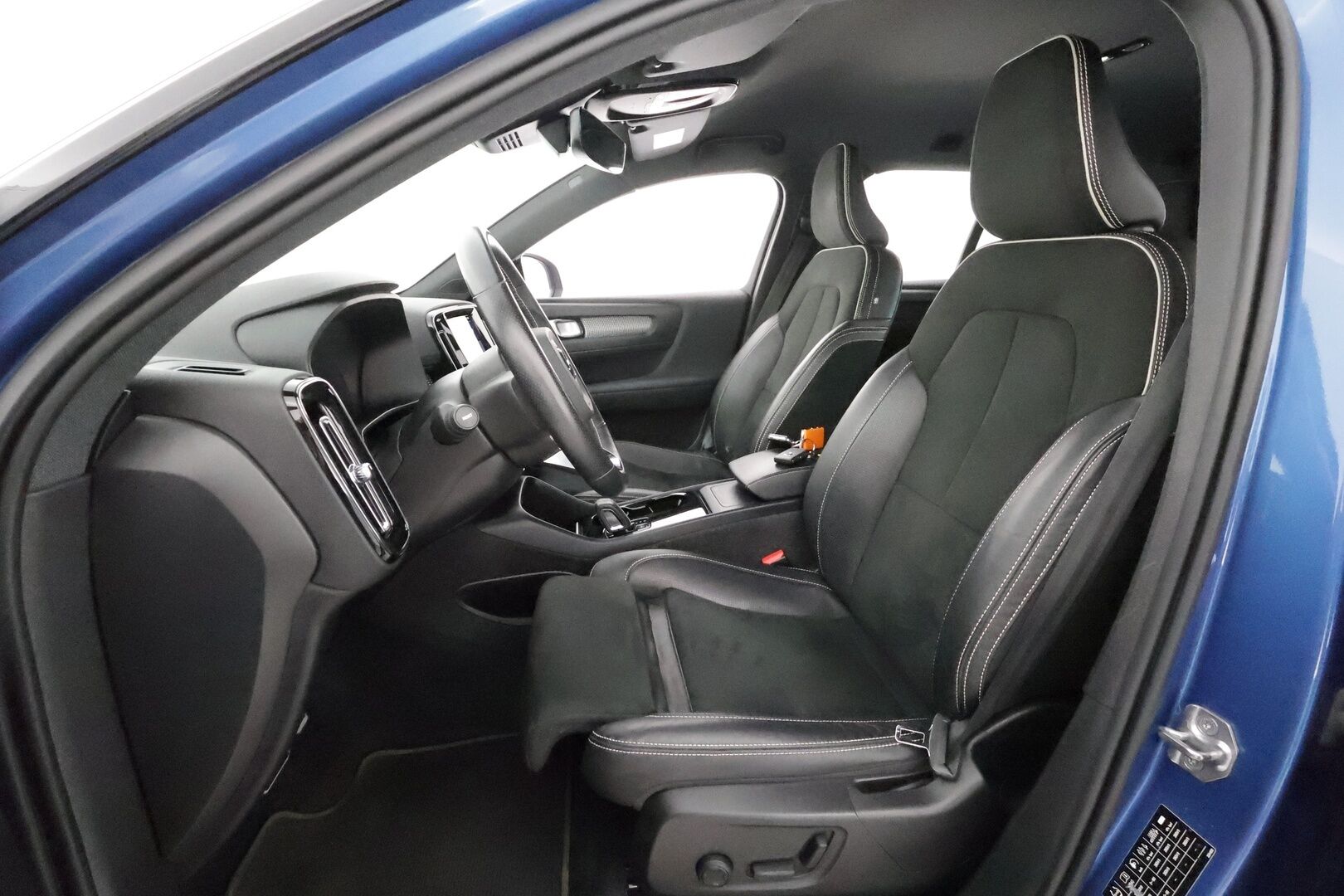 Volvo XC40 2021 P8 AWD Business R-Design **H&K / Muistipenkki / P-kamera / Lämpöpumppu / BLIS / Adapt.Vakkari / LED** - 3,99 % KORKOTARJOUS TÄHÄN AUTOON - Akku kuntotarkastettu / 1om.Suomi-auto / Merkkihuollettu