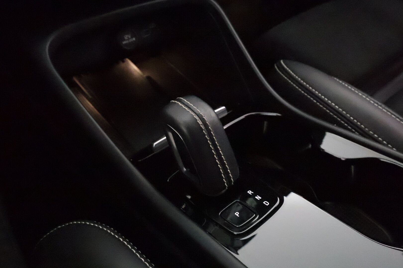 Volvo XC40 2021 P8 AWD Business R-Design **H&K / Muistipenkki / P-kamera / Lämpöpumppu / BLIS / Adapt.Vakkari / LED** - 3,99 % KORKOTARJOUS TÄHÄN AUTOON - Akku kuntotarkastettu / 1om.Suomi-auto / Merkkihuollettu