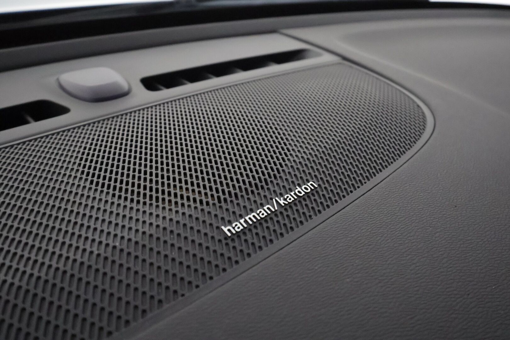 Volvo XC40 2021 P8 AWD Business R-Design **H&K / Muistipenkki / P-kamera / Lämpöpumppu / BLIS / Adapt.Vakkari / LED** - 3,99 % KORKOTARJOUS TÄHÄN AUTOON - Akku kuntotarkastettu / 1om.Suomi-auto / Merkkihuollettu