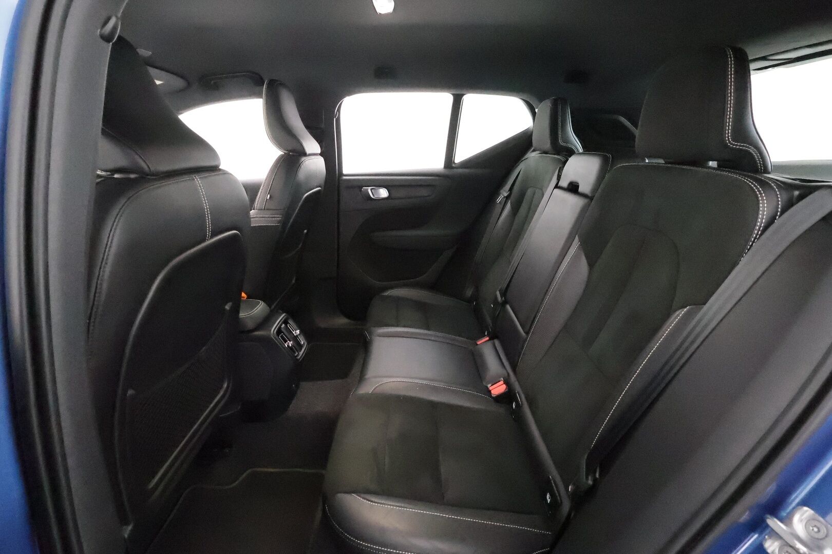 Volvo XC40 2021 P8 AWD Business R-Design **H&K / Muistipenkki / P-kamera / Lämpöpumppu / BLIS / Adapt.Vakkari / LED** - 3,99 % KORKOTARJOUS TÄHÄN AUTOON - Akku kuntotarkastettu / 1om.Suomi-auto / Merkkihuollettu