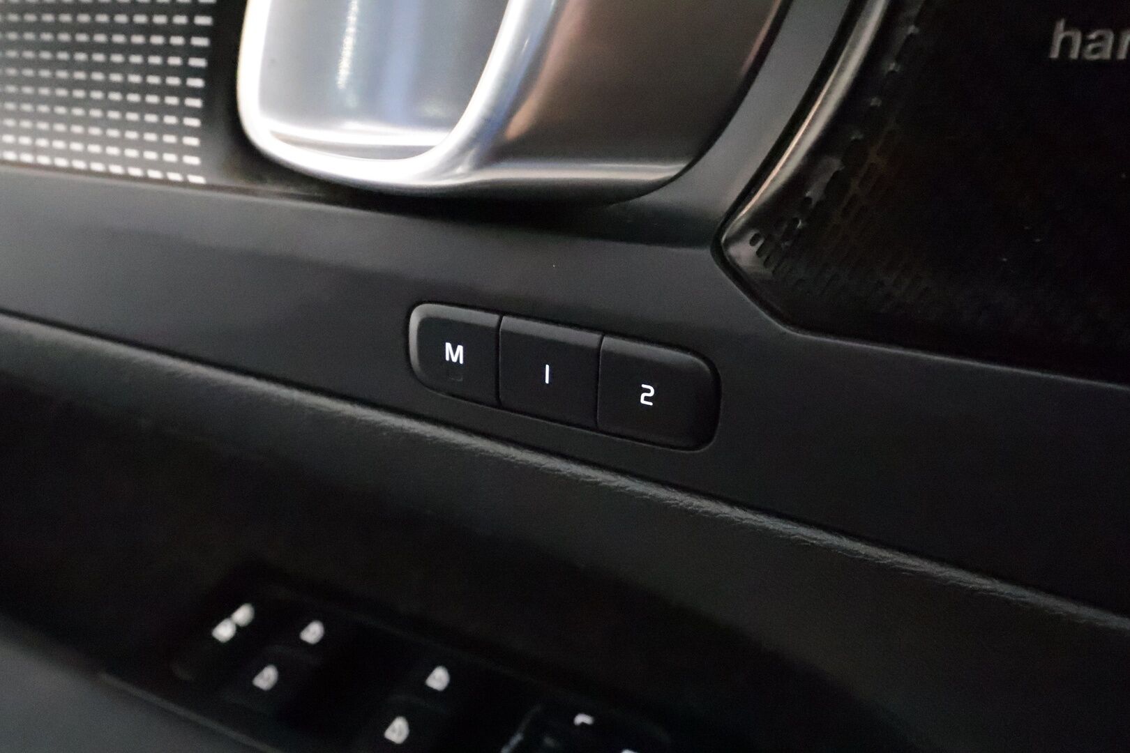Volvo XC40 2021 P8 AWD Business R-Design **H&K / Muistipenkki / P-kamera / Lämpöpumppu / BLIS / Adapt.Vakkari / LED** - 3,99 % KORKOTARJOUS TÄHÄN AUTOON - Akku kuntotarkastettu / 1om.Suomi-auto / Merkkihuollettu