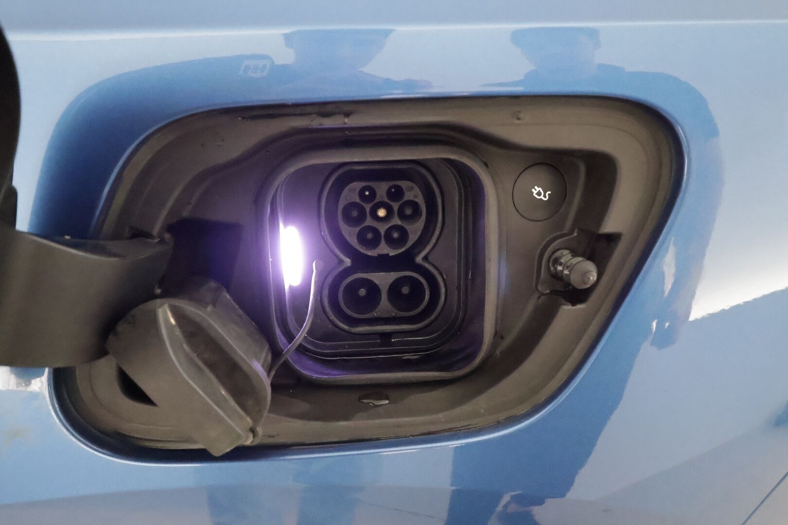 Volvo XC40 2021 P8 AWD Business R-Design **H&K / Muistipenkki / P-kamera / Lämpöpumppu / BLIS / Adapt.Vakkari / LED** - 3,99 % KORKOTARJOUS TÄHÄN AUTOON - Akku kuntotarkastettu / 1om.Suomi-auto / Merkkihuollettu