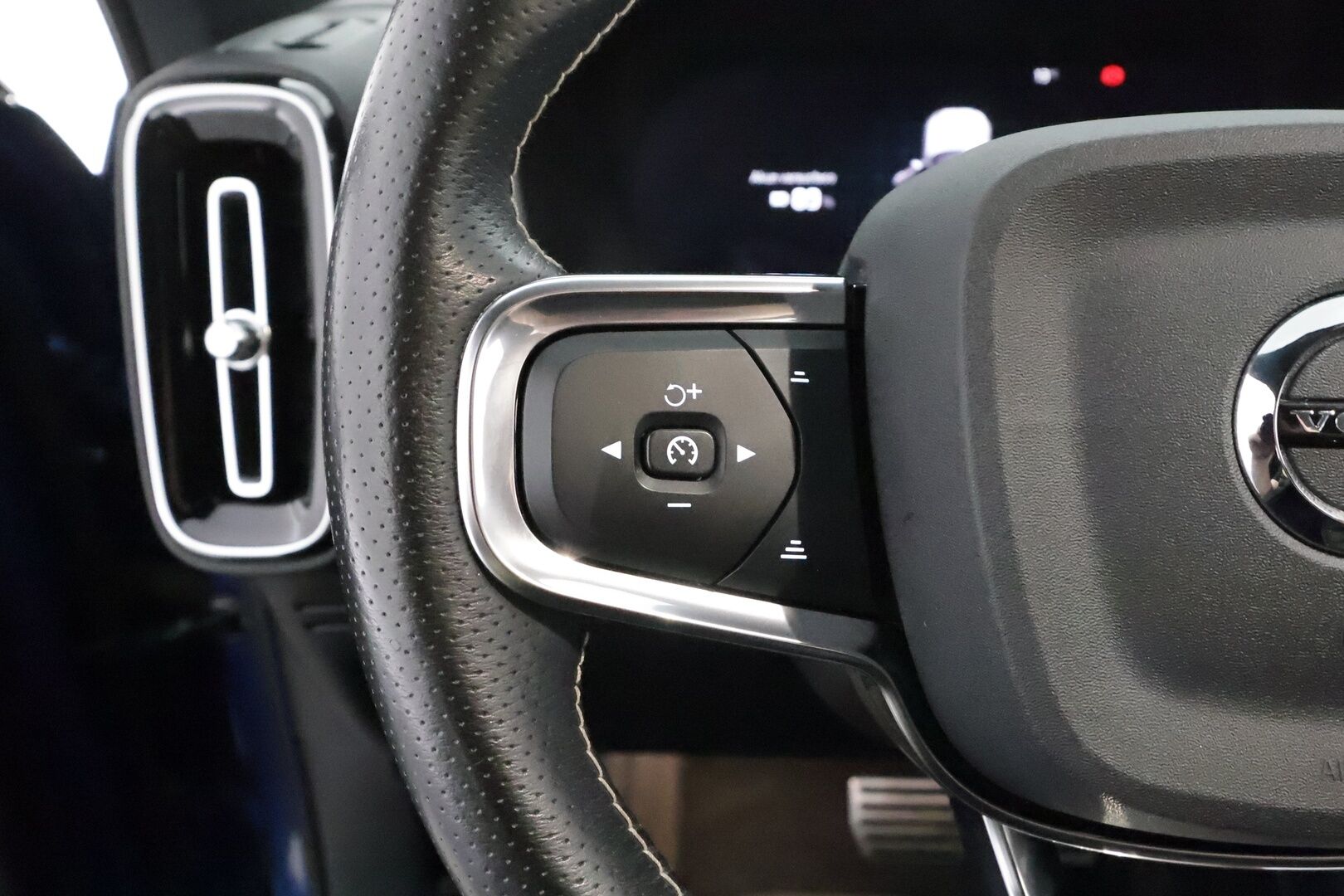 Volvo XC40 2021 P8 AWD Business R-Design **H&K / Muistipenkki / P-kamera / Lämpöpumppu / BLIS / Adapt.Vakkari / LED** - 3,99 % KORKOTARJOUS TÄHÄN AUTOON - Akku kuntotarkastettu / 1om.Suomi-auto / Merkkihuollettu