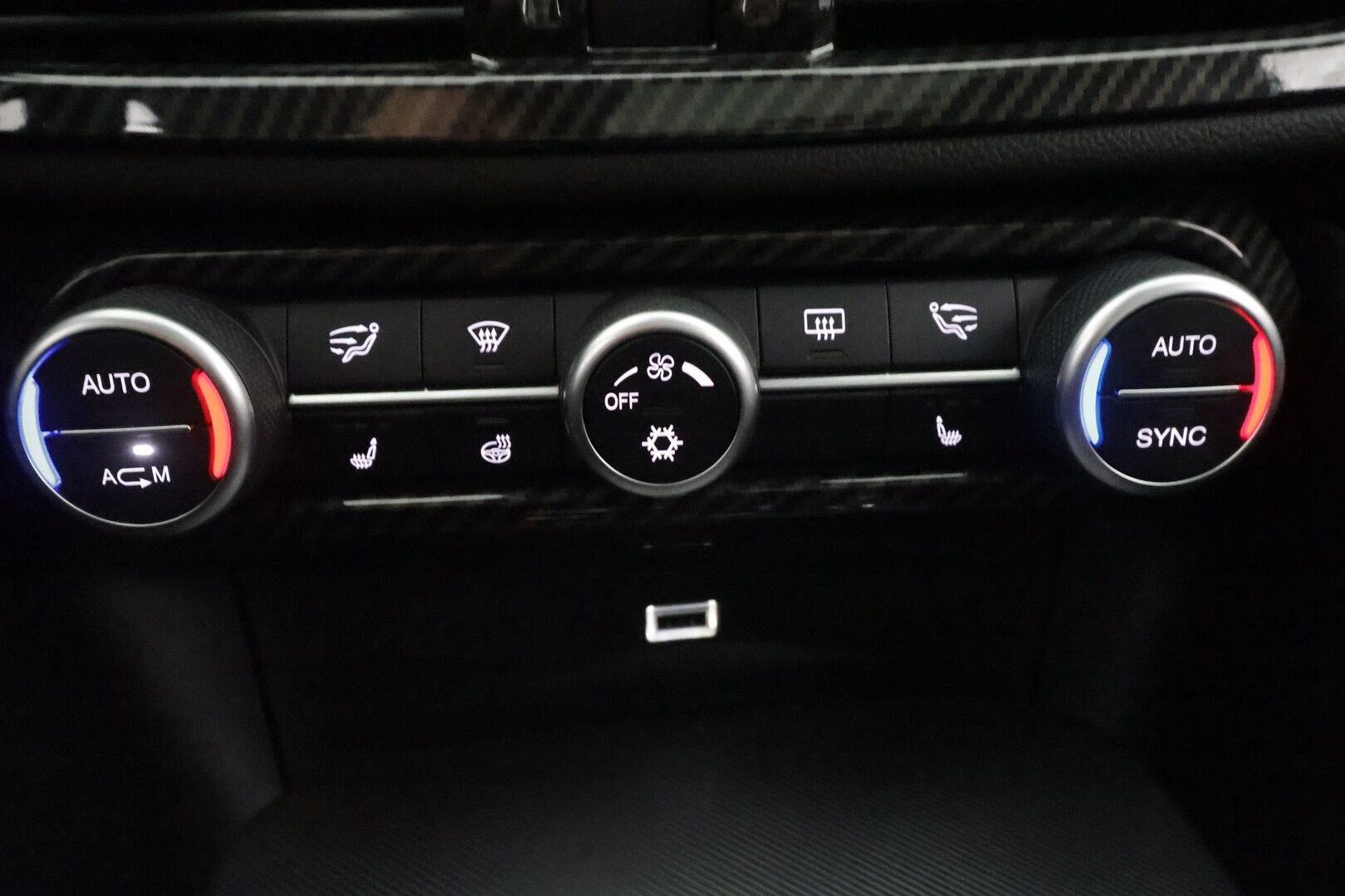 Alfa Romeo Giulia 2017 2,0 Bensiini 280hp AT8 AWD Veloce - | Panorama | H&K | Vakkari | P.Kamera | Muistipenkki | Sporttinahat | Bi-Xenon | Keyless | Ratinlämmitin | Kahdet renkaat aluvanteilla | Merkkihuollettu | 
