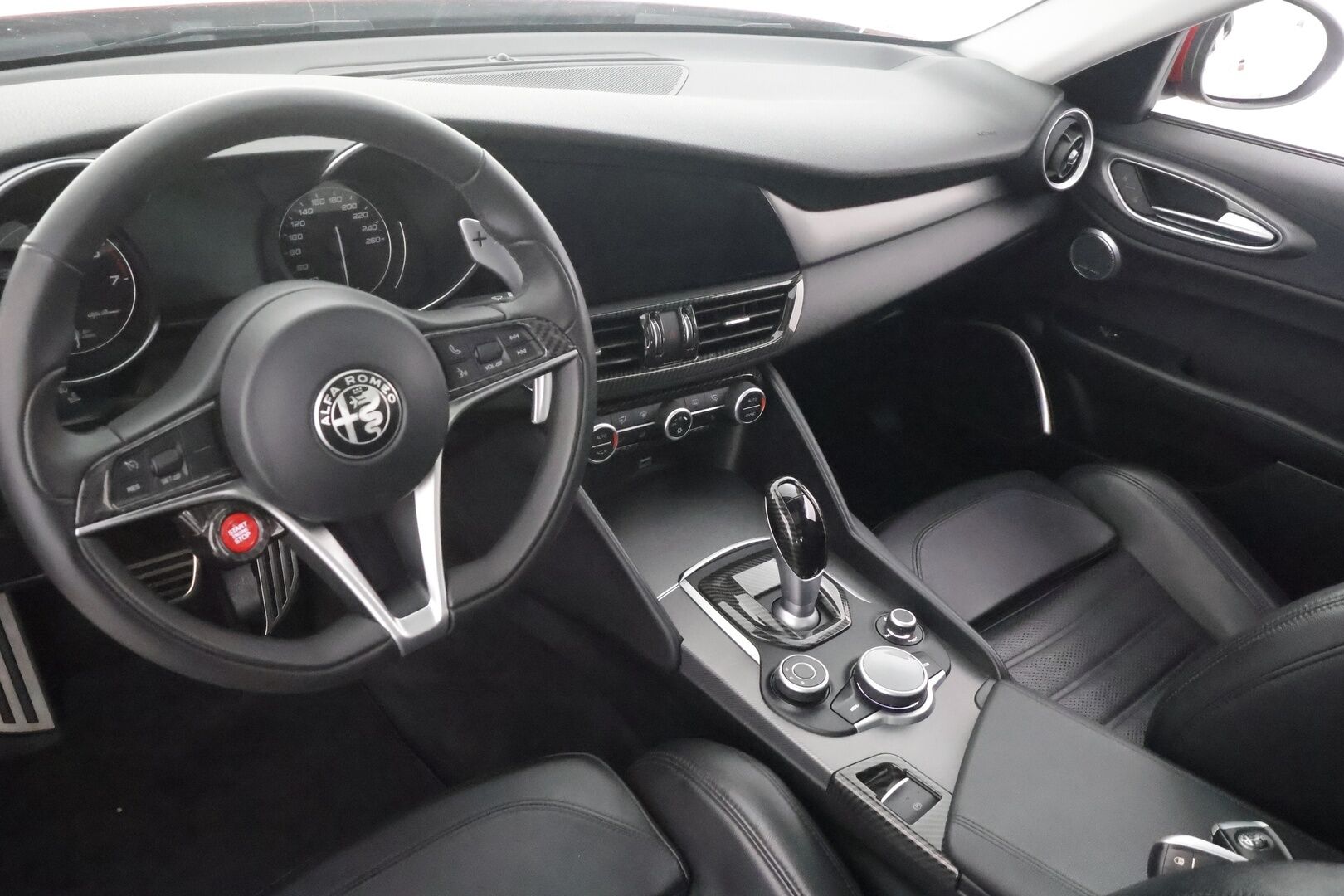 Alfa Romeo Giulia 2017 2,0 Bensiini 280hp AT8 AWD Veloce - | Panorama | H&K | Vakkari | P.Kamera | Muistipenkki | Sporttinahat | Bi-Xenon | Keyless | Ratinlämmitin | Kahdet renkaat aluvanteilla | Merkkihuollettu | 