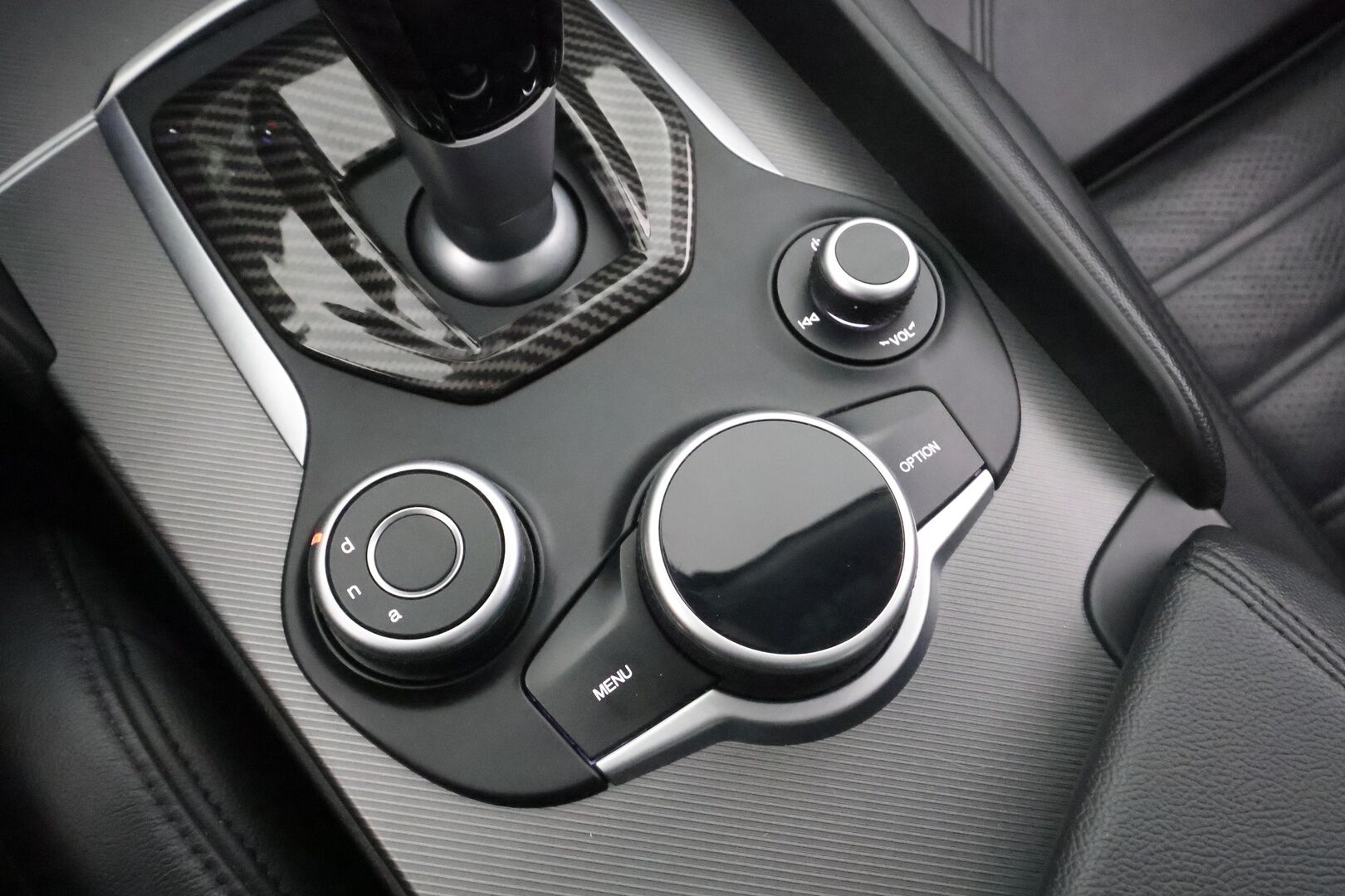 Alfa Romeo Giulia 2017 2,0 Bensiini 280hp AT8 AWD Veloce - | Panorama | H&K | Vakkari | P.Kamera | Muistipenkki | Sporttinahat | Bi-Xenon | Keyless | Ratinlämmitin | Kahdet renkaat aluvanteilla | Merkkihuollettu | 
