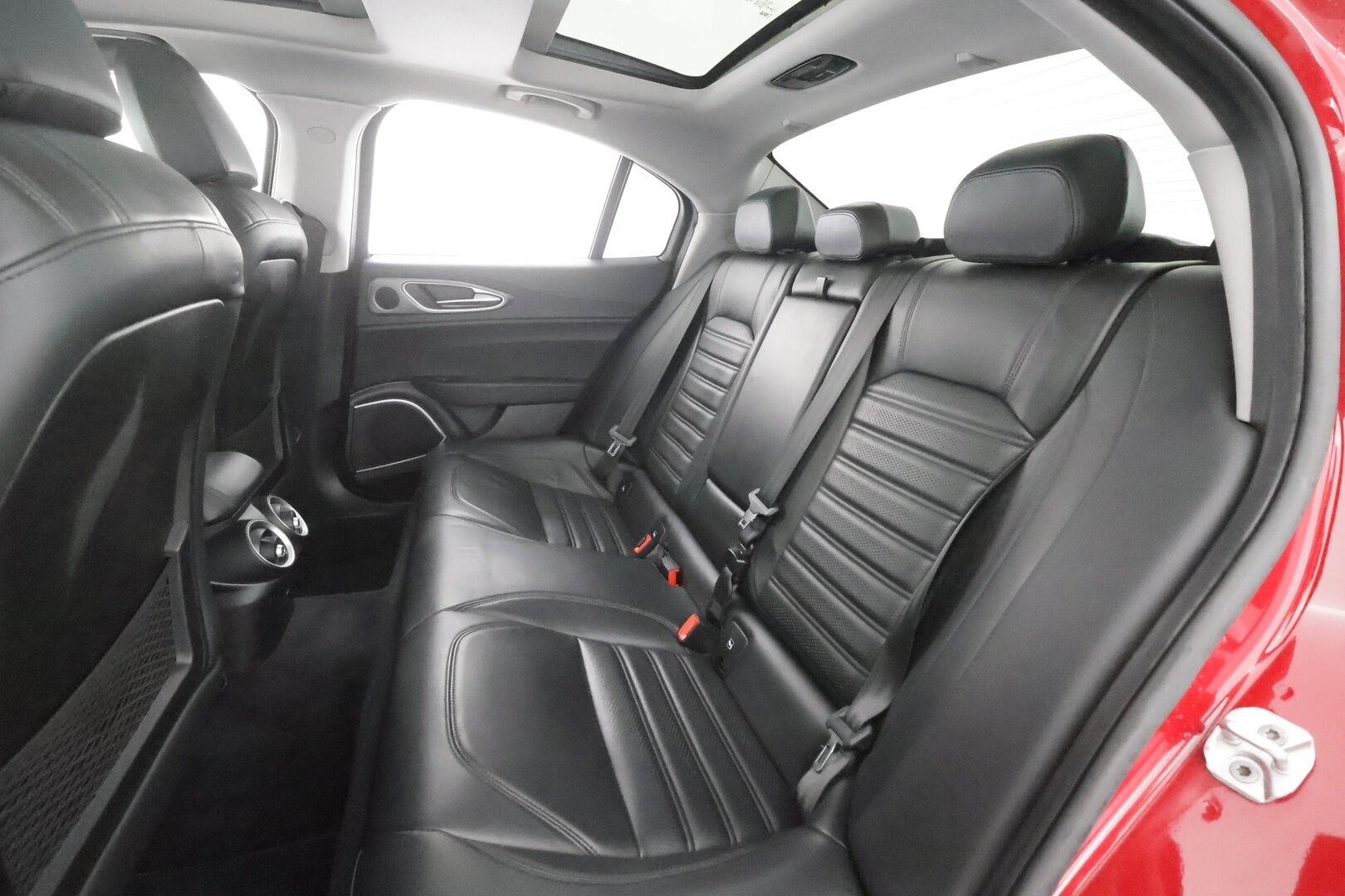Alfa Romeo Giulia 2017 2,0 Bensiini 280hp AT8 AWD Veloce - | Panorama | H&K | Vakkari | P.Kamera | Muistipenkki | Sporttinahat | Bi-Xenon | Keyless | Ratinlämmitin | Kahdet renkaat aluvanteilla | Merkkihuollettu | 