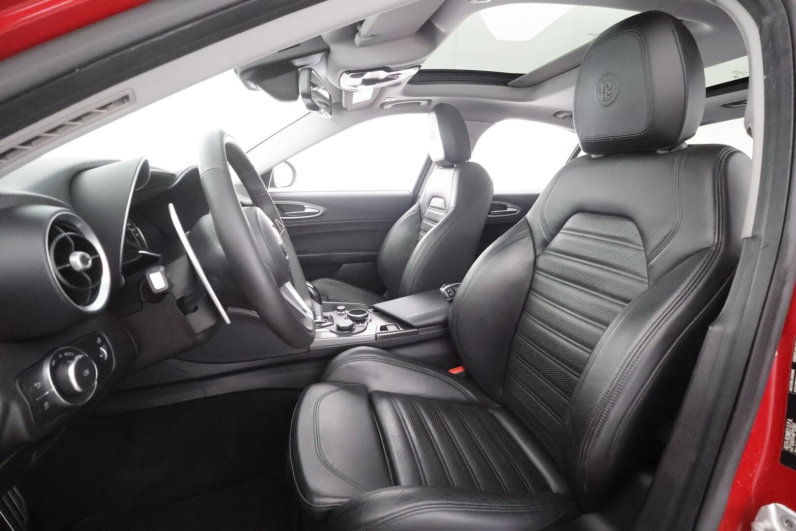 Alfa Romeo Giulia 2017 2,0 Bensiini 280hp AT8 AWD Veloce - | Panorama | H&K | Vakkari | P.Kamera | Muistipenkki | Sporttinahat | Bi-Xenon | Keyless | Ratinlämmitin | Kahdet renkaat aluvanteilla | Merkkihuollettu | 