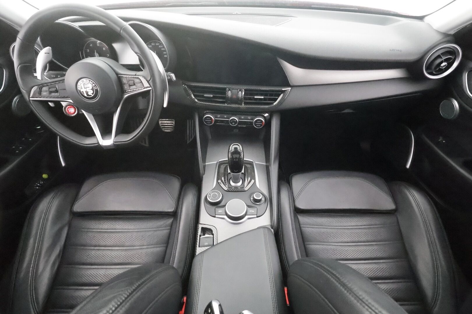 Alfa Romeo Giulia 2017 2,0 Bensiini 280hp AT8 AWD Veloce - | Panorama | H&K | Vakkari | P.Kamera | Muistipenkki | Sporttinahat | Bi-Xenon | Keyless | Ratinlämmitin | Kahdet renkaat aluvanteilla | Merkkihuollettu | 