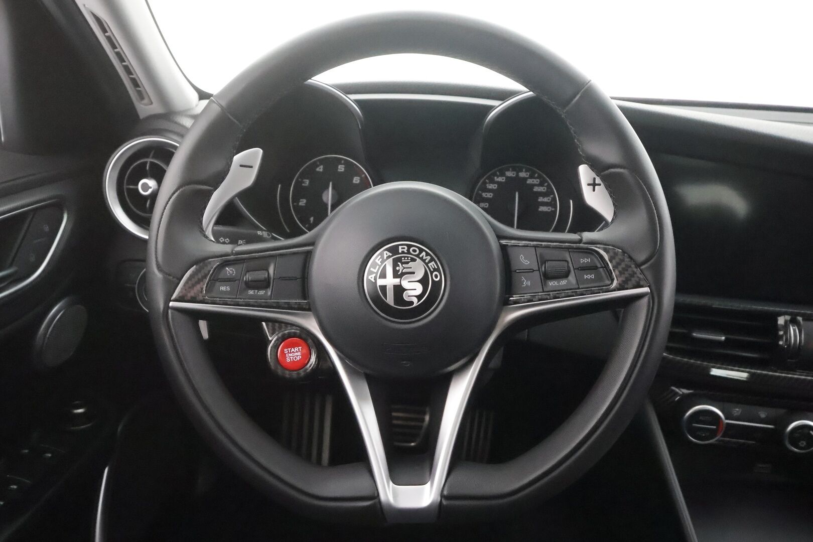 Alfa Romeo Giulia 2017 2,0 Bensiini 280hp AT8 AWD Veloce - | Panorama | H&K | Vakkari | P.Kamera | Muistipenkki | Sporttinahat | Bi-Xenon | Keyless | Ratinlämmitin | Kahdet renkaat aluvanteilla | Merkkihuollettu | 
