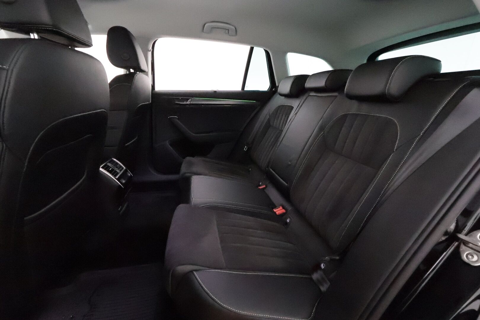 Skoda Superb 2021 Combi 2,0 TDI 150 Style DSG **Canton / Webasto / Koukku / ACC / Matrix-LED / Muistipenkit / P.Kamera / Navi** - 1-om Suomi-auto / Kahdet Renkaat