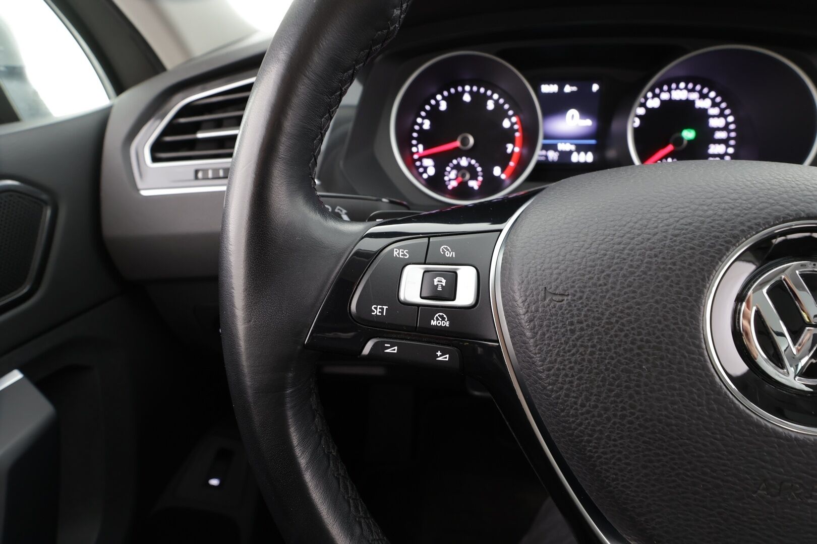 Volkswagen Tiguan 2016 Highline 2,0 TSI 132 kW 4MOTION DSG * Panorama / ACC / P.Kamera / LED / Navi / Sisätilanlämmitin / Kaistavahti * - Koukku / Kahdet renkaat aluvanteilla - HULLUT AVAJAISHULINAT KORKOTARJOUS 3,29 %