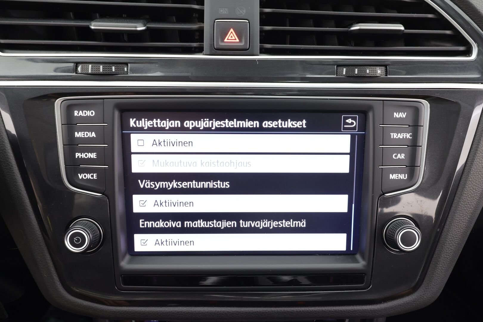 Volkswagen Tiguan 2016 Highline 2,0 TSI 132 kW 4MOTION DSG * Panorama / ACC / P.Kamera / LED / Navi / Sisätilanlämmitin / Kaistavahti * - Koukku / Kahdet renkaat aluvanteilla - HULLUT AVAJAISHULINAT KORKOTARJOUS 3,29 %