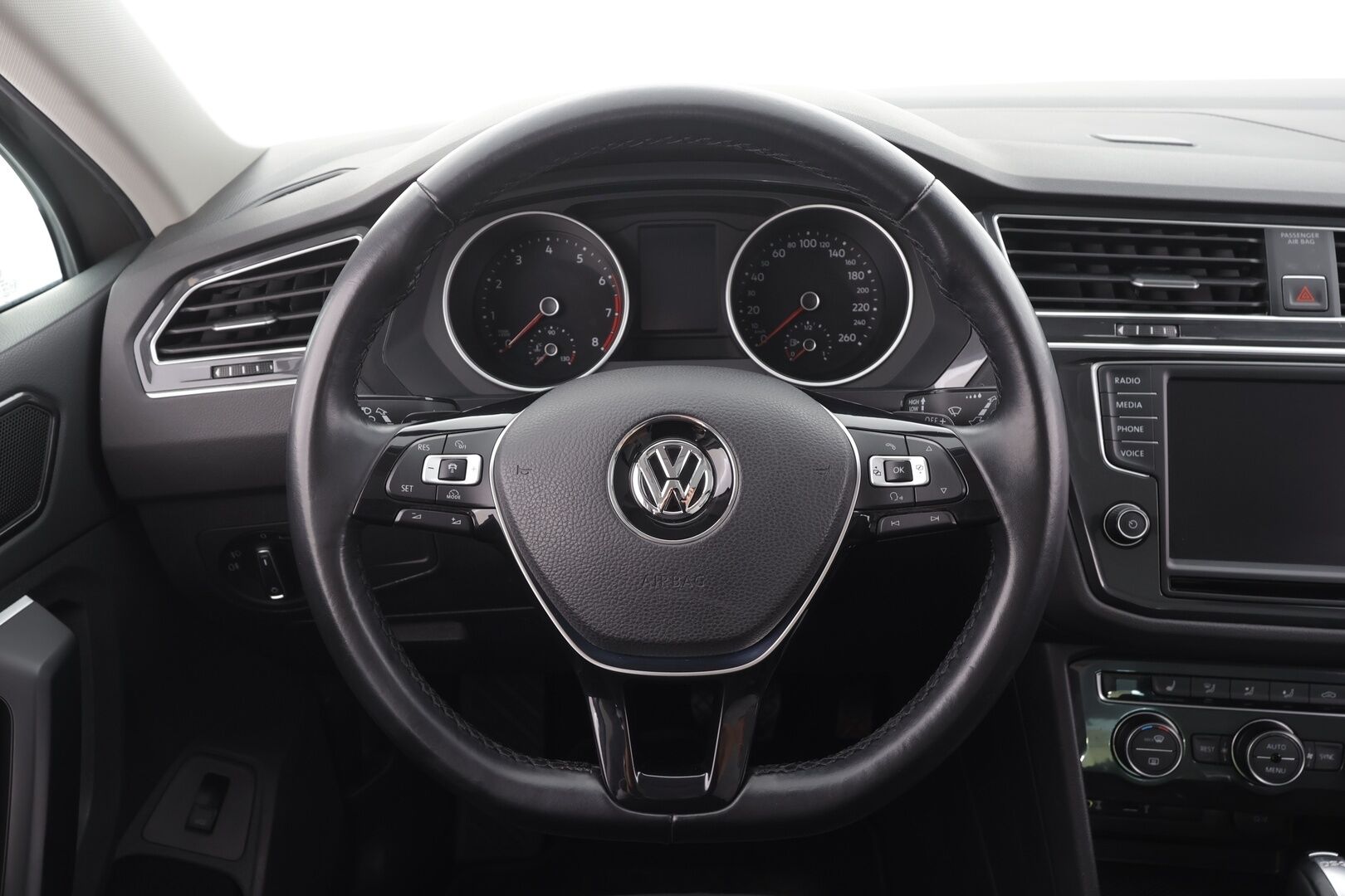 Volkswagen Tiguan 2016 Highline 2,0 TSI 132 kW (180 hv) 4MOTION DSG-automaatti - Adapt.Vakkari | Panoraama | Vetokoukku | Peruutuskamera | LED | Navi | Lohko & Sisäp | 2x Renkaat aluvantein!