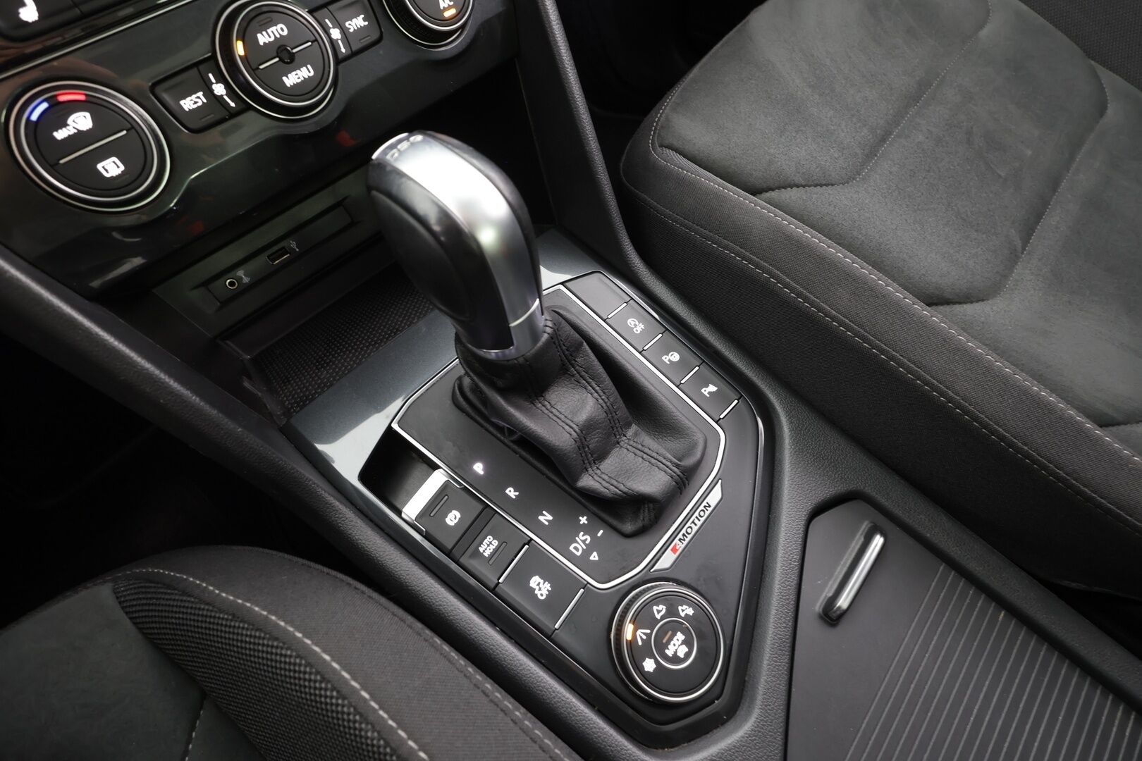 Volkswagen Tiguan 2016 Highline 2,0 TSI 132 kW 4MOTION DSG * Panorama / ACC / P.Kamera / LED / Navi / Sisätilanlämmitin / Kaistavahti * - Koukku / Kahdet renkaat aluvanteilla - HULLUT AVAJAISHULINAT KORKOTARJOUS 3,29 %