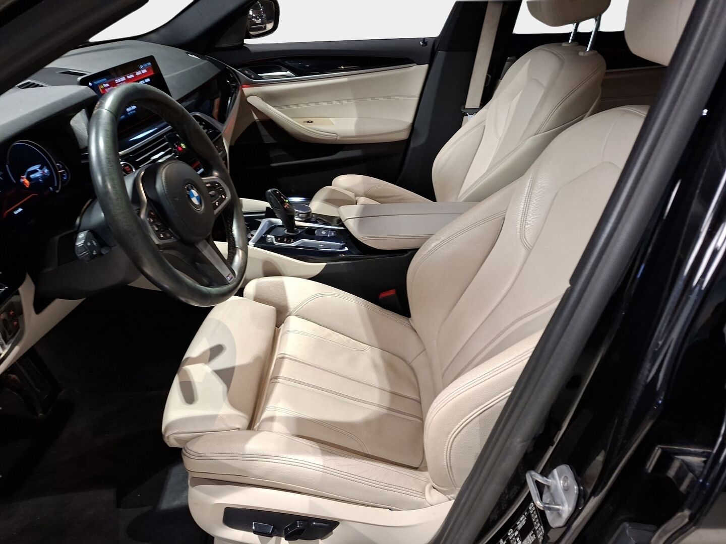 BMW 530 2018 G31 Touring 530d A M Sport * Adapt.Vakkari / Harman & Kardon / Vaaleat Comfort Nahkapenkit / Adapt.LED / Professional Navi - 2x Renkaat aluvantein / Juuri tullut Tampereelle!