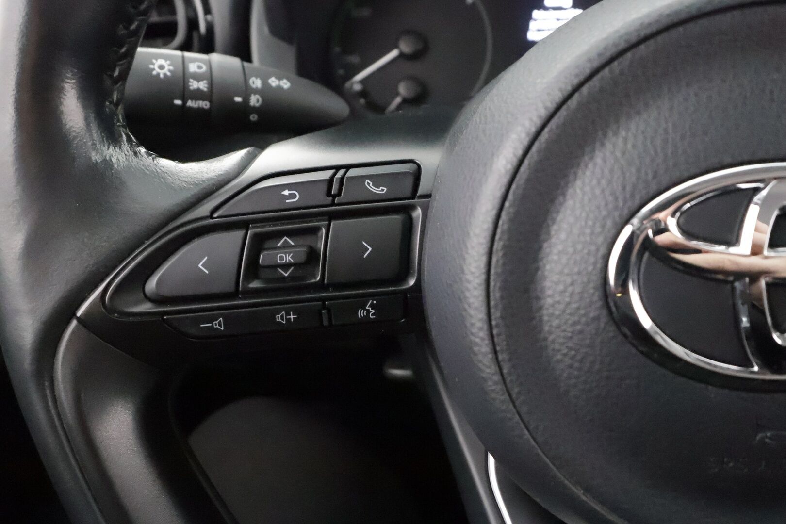 Toyota Yaris 2021 1,5 Hybrid Active * ACC / P.kamera / Lohko+Sisä / Navi / Keyless / Apple&Android * - 1.Om Suomi-auto / Kahdet renkaat aluvanteilla / Merkkihuollettu