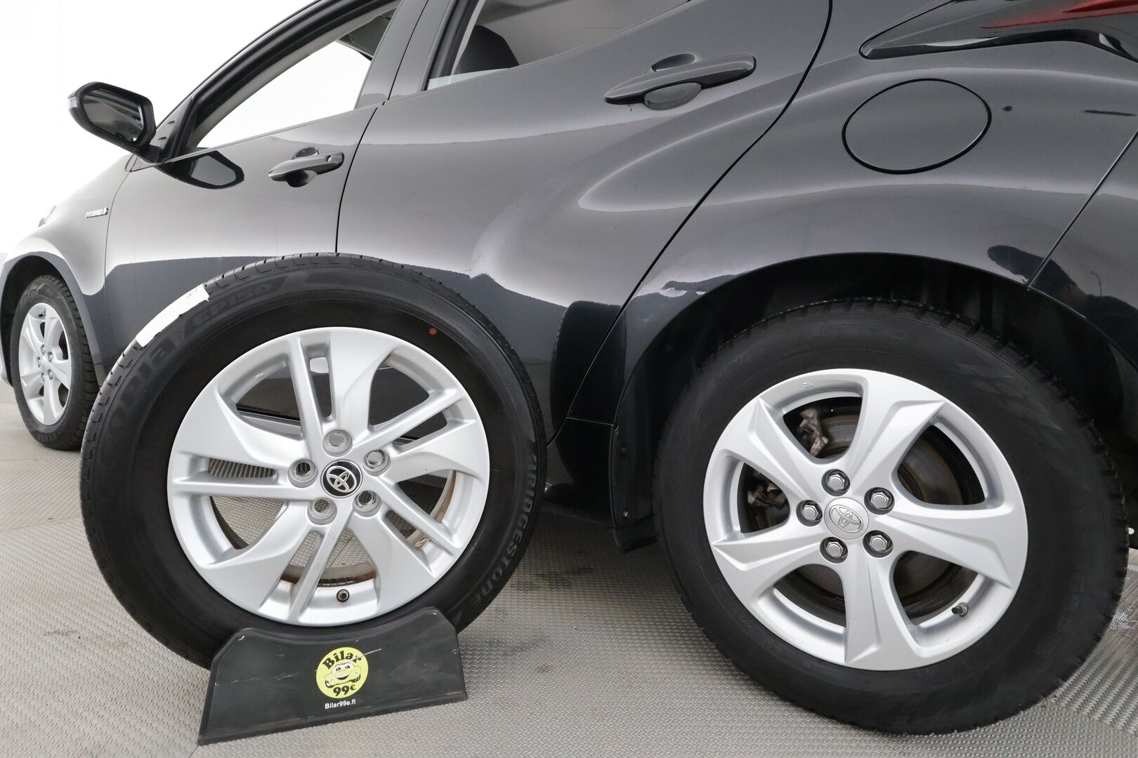 Toyota Yaris 2021 1,5 Hybrid Active * ACC / P.kamera / Lohko+Sisä / Navi / Keyless / Apple&Android * - 1.Om Suomi-auto / Kahdet renkaat aluvanteilla / Merkkihuollettu