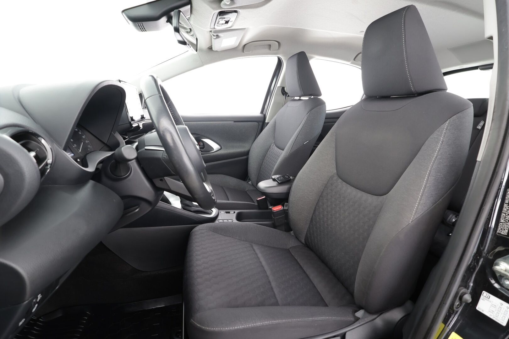 Toyota Yaris 2021 1,5 Hybrid Active * ACC / P.kamera / Lohko+Sisä / Navi / Keyless / Apple&Android * - 1.Om Suomi-auto / Kahdet renkaat aluvanteilla / Merkkihuollettu