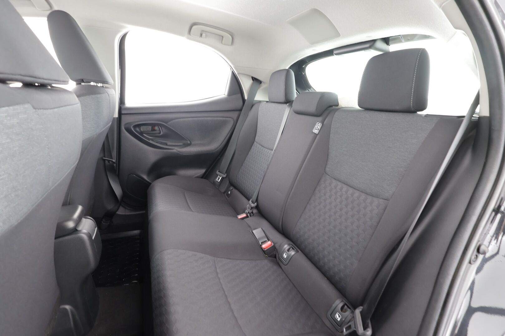 Toyota Yaris 2021 1,5 Hybrid Active * ACC / P.kamera / Lohko+Sisä / Navi / Keyless / Apple&Android * - 1.Om Suomi-auto / Kahdet renkaat aluvanteilla / Merkkihuollettu