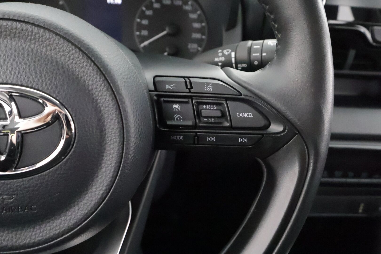 Toyota Yaris 2021 1,5 Hybrid Active * ACC / P.kamera / Lohko+Sisä / Navi / Keyless / Apple&Android * - 1.Om Suomi-auto / Kahdet renkaat aluvanteilla / Merkkihuollettu