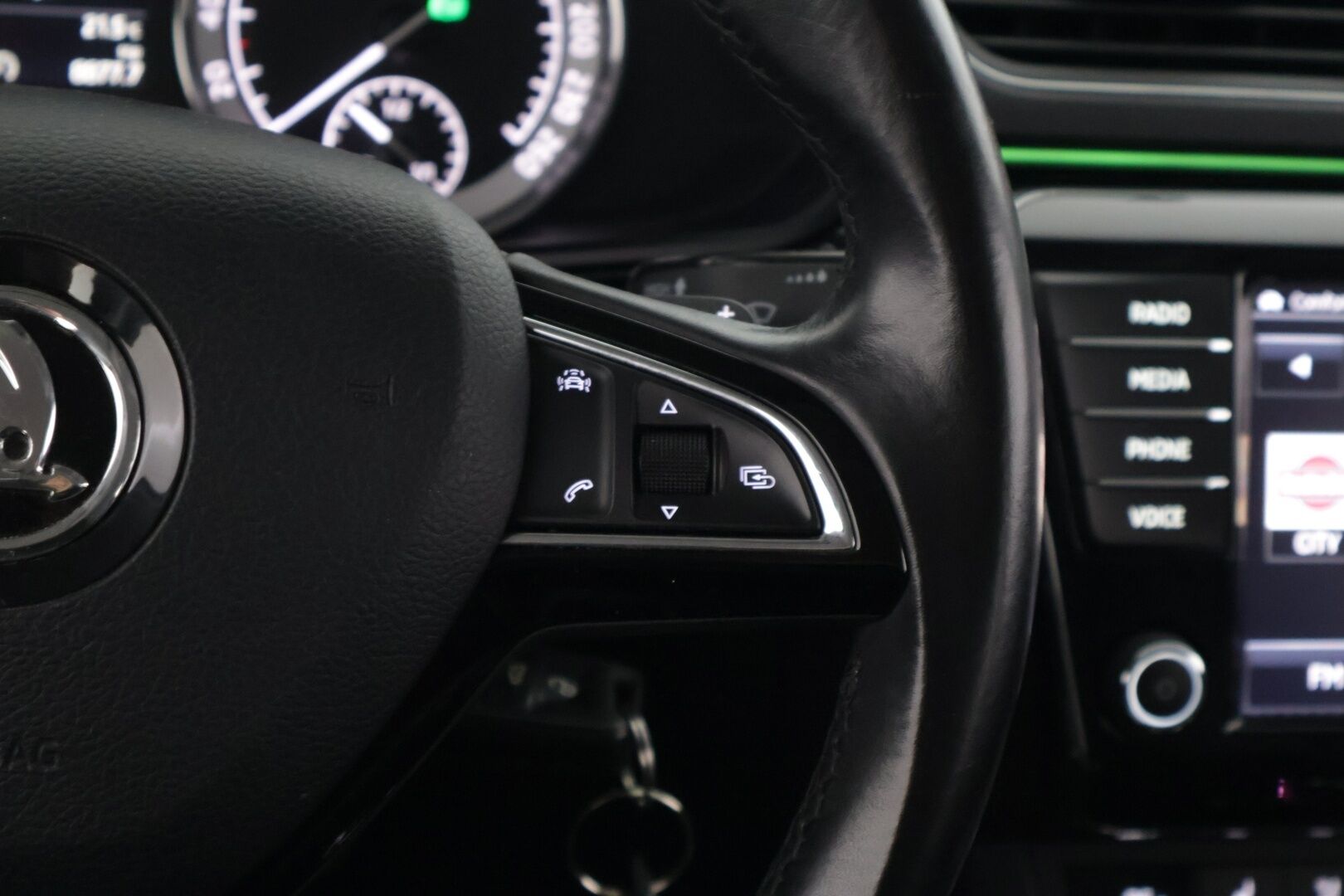 Skoda Superb 2016 Combi 2,0 TSI 280 4x4 L&K DSG Autom. *Canton / Lohko / Sporttipenkit / Kuskin penkki muistilla / Koukku*