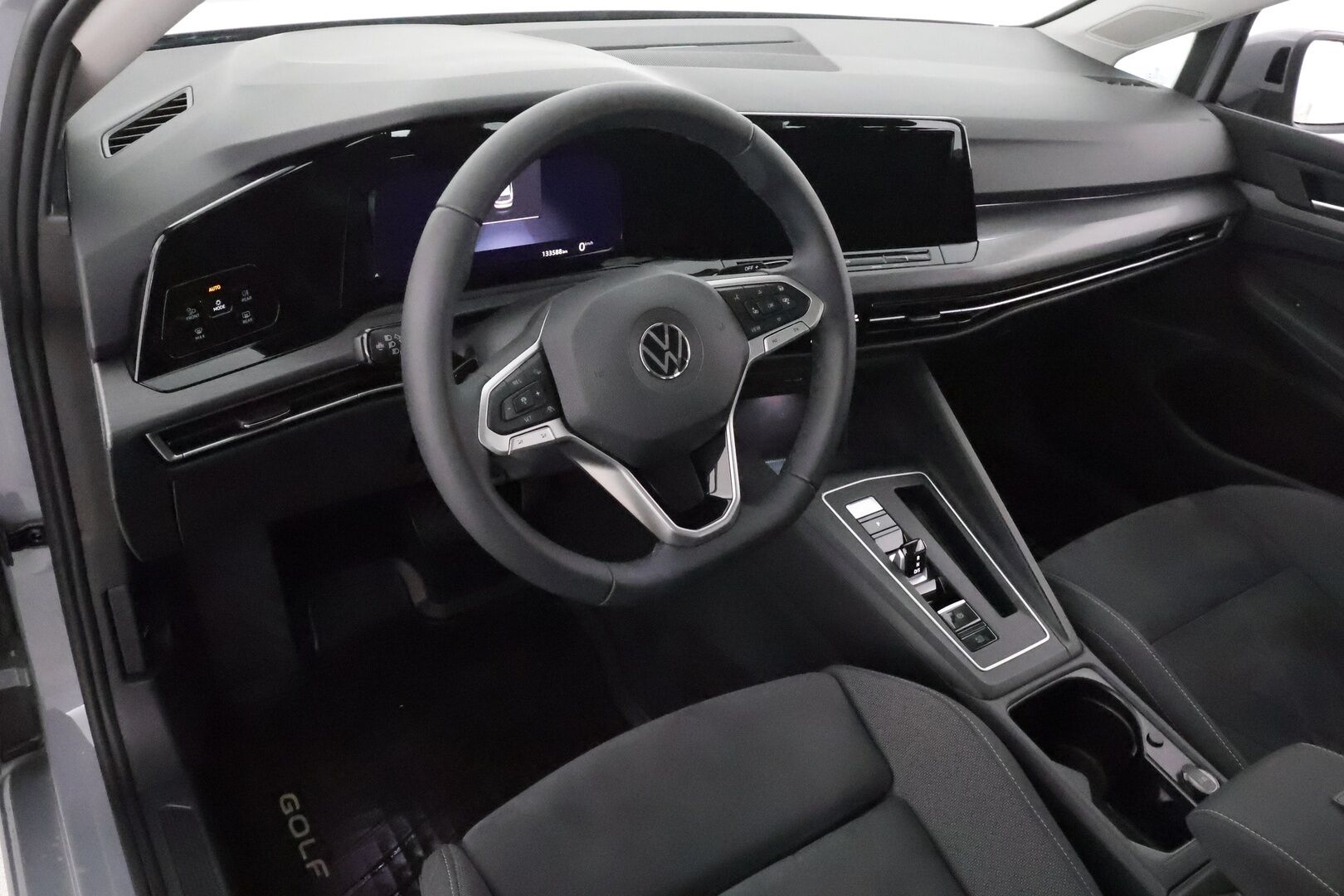 Volkswagen Golf 2021 Variant Style 1,5 eTSI 110 kW (MHEV) DSG **Adapt. vakkari / Webasto / Hierova Muistipenkki / P.kamera / Keyless / Apple&Android** - 1-om. Suomi-auto / Merkkihuollettu / Kahdet renkaat
