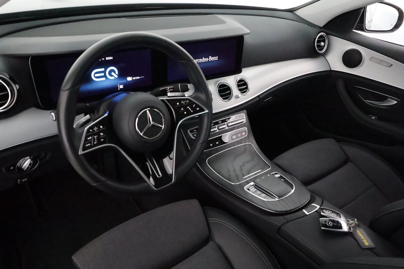Mercedes-Benz E 2021 300 e 4MATIC A Business Avantgarde EQ Power **Facelift / Widescreen / Multibeam / 360 kamera / Sporttipenkit / Keyless - 3,99 % KORKOTARJOUS TÄHÄN AUTOON - 1 om Suomi auto / Kahdet renkaat aluvanteilla