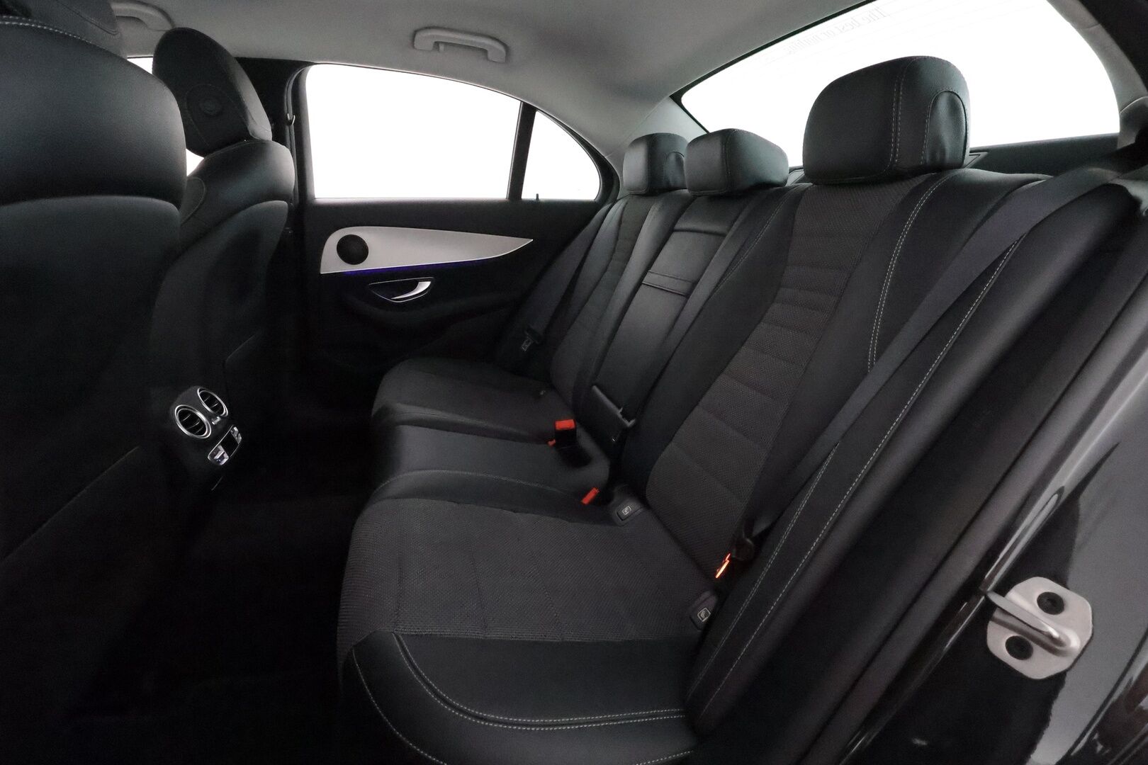 Mercedes-Benz E 2021 300 e 4MATIC A Business Avantgarde EQ Power **Facelift / Widescreen / Multibeam / 360 kamera / Sporttipenkit / Keyless - 3,99 % KORKOTARJOUS TÄHÄN AUTOON - 1 om Suomi auto / Kahdet renkaat aluvanteilla
